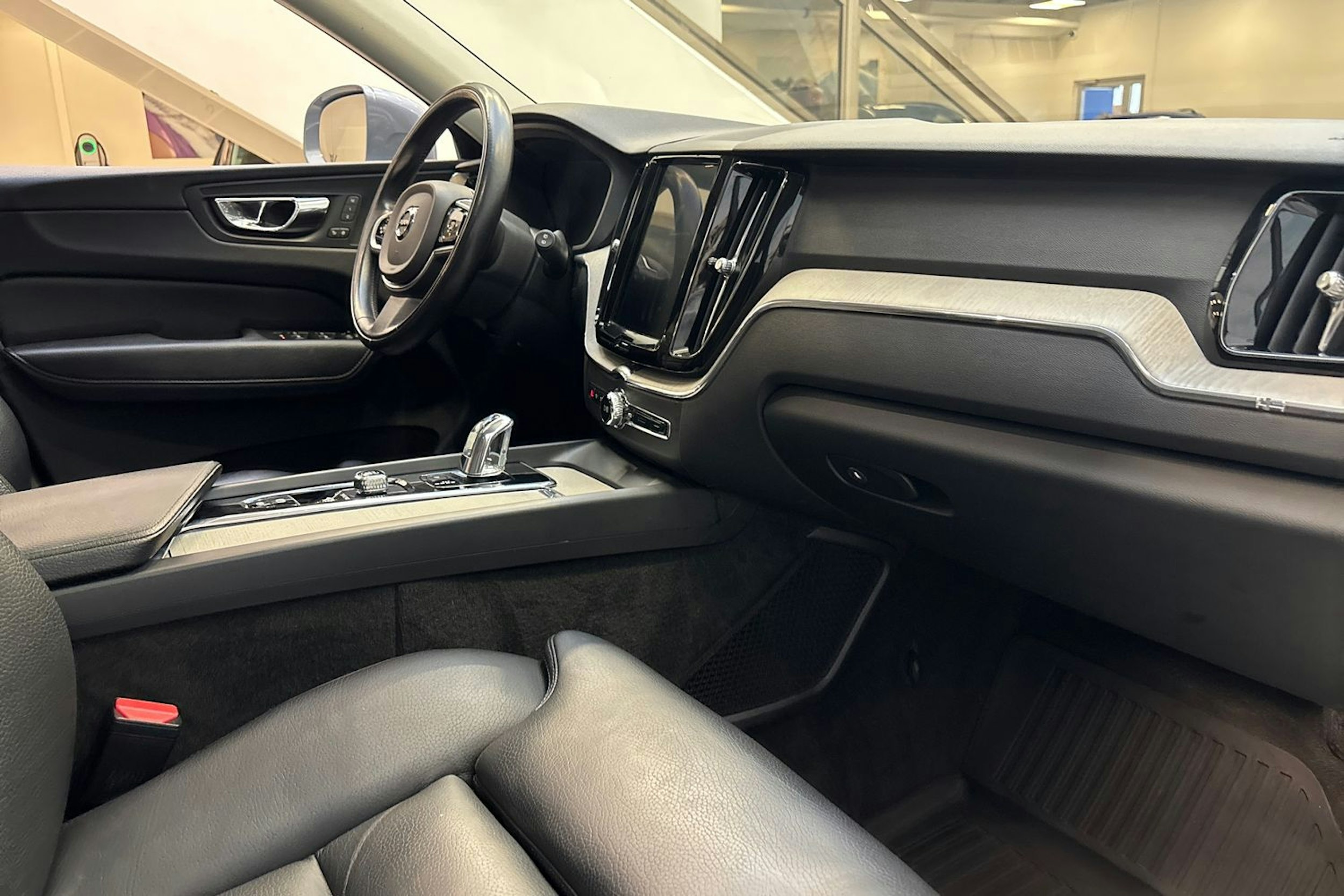 sininen Volvo XC60 2018 kuva 27.