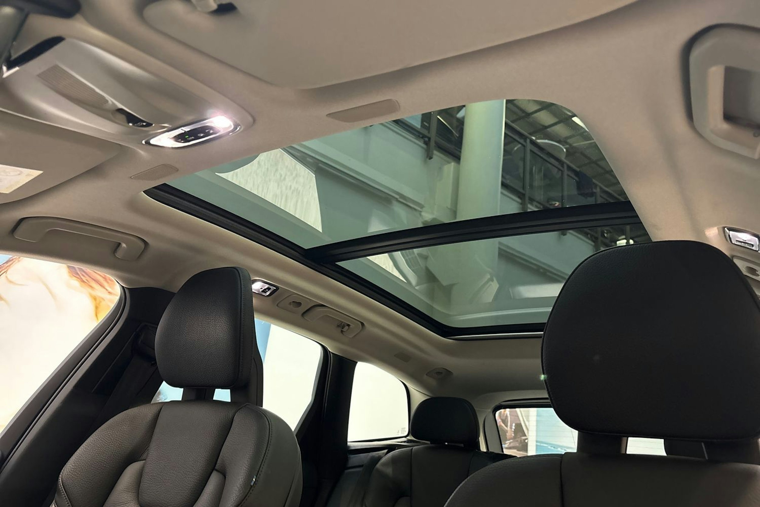 sininen Volvo XC60 2018 kuva 28.