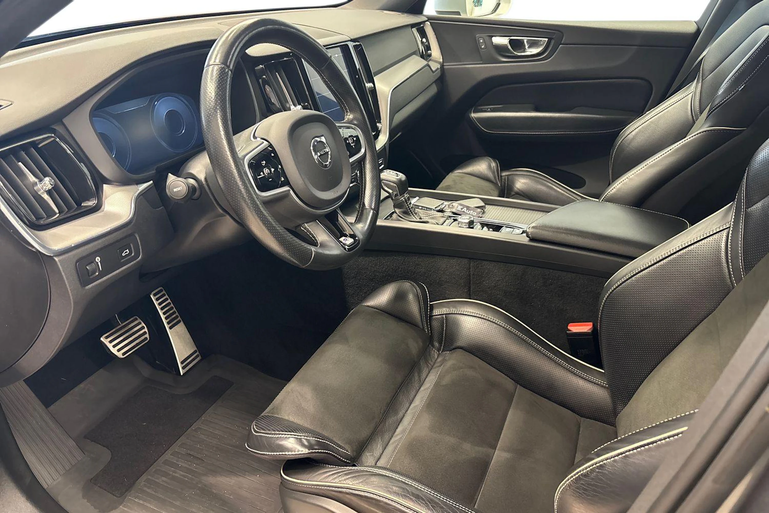 harmaa Volvo XC60 2018 kuva 6.