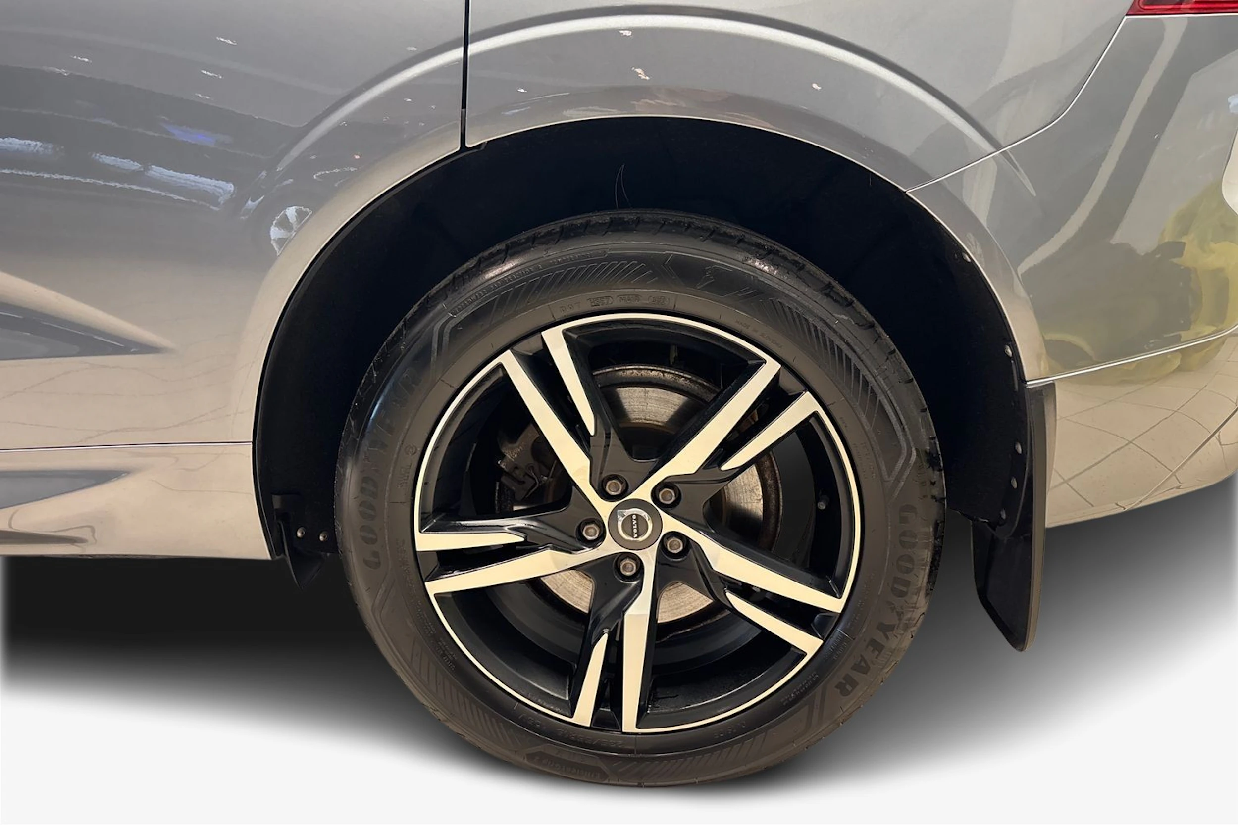 harmaa Volvo XC60 2018 kuva 9.