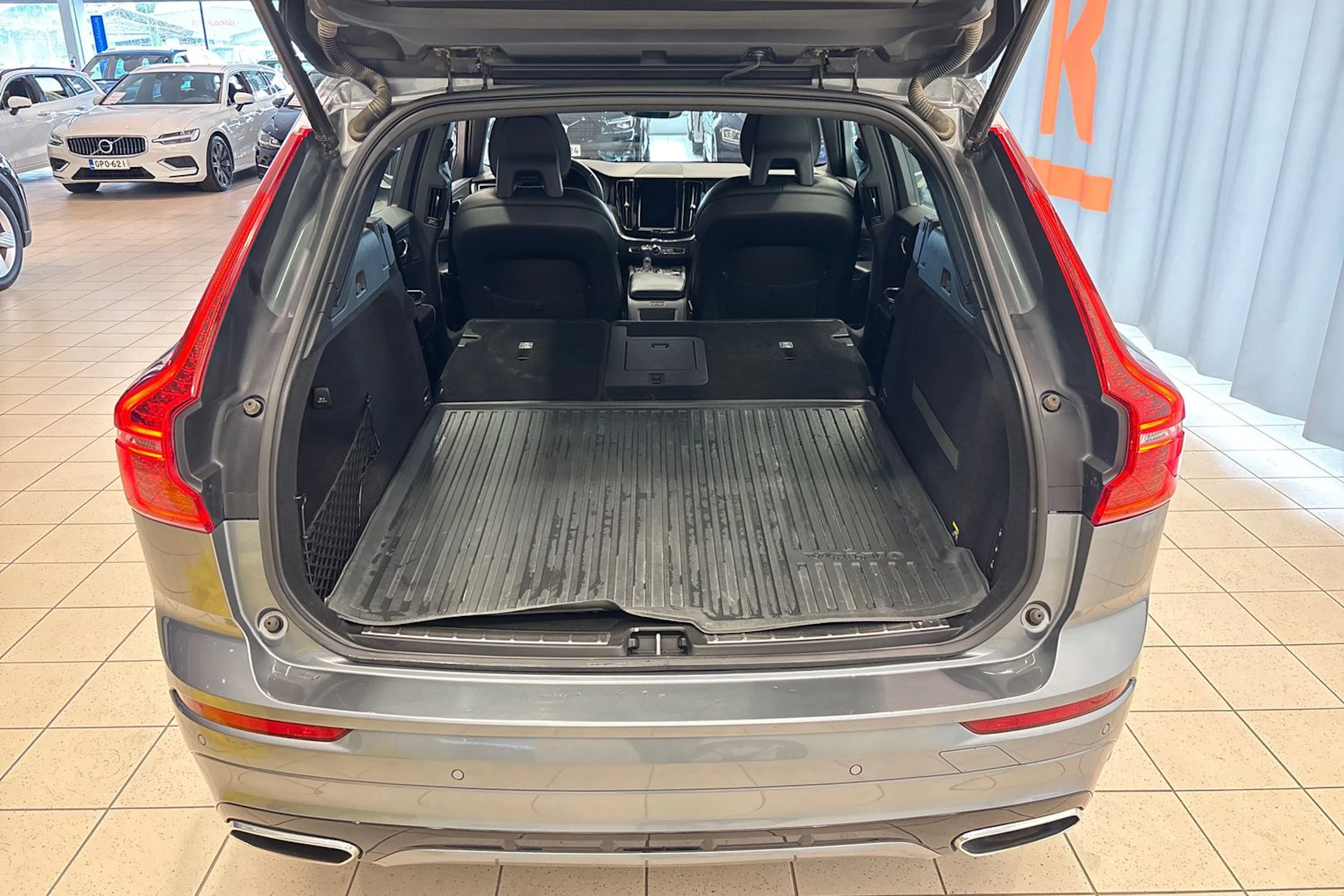 harmaa Volvo XC60 2018 kuva 13.