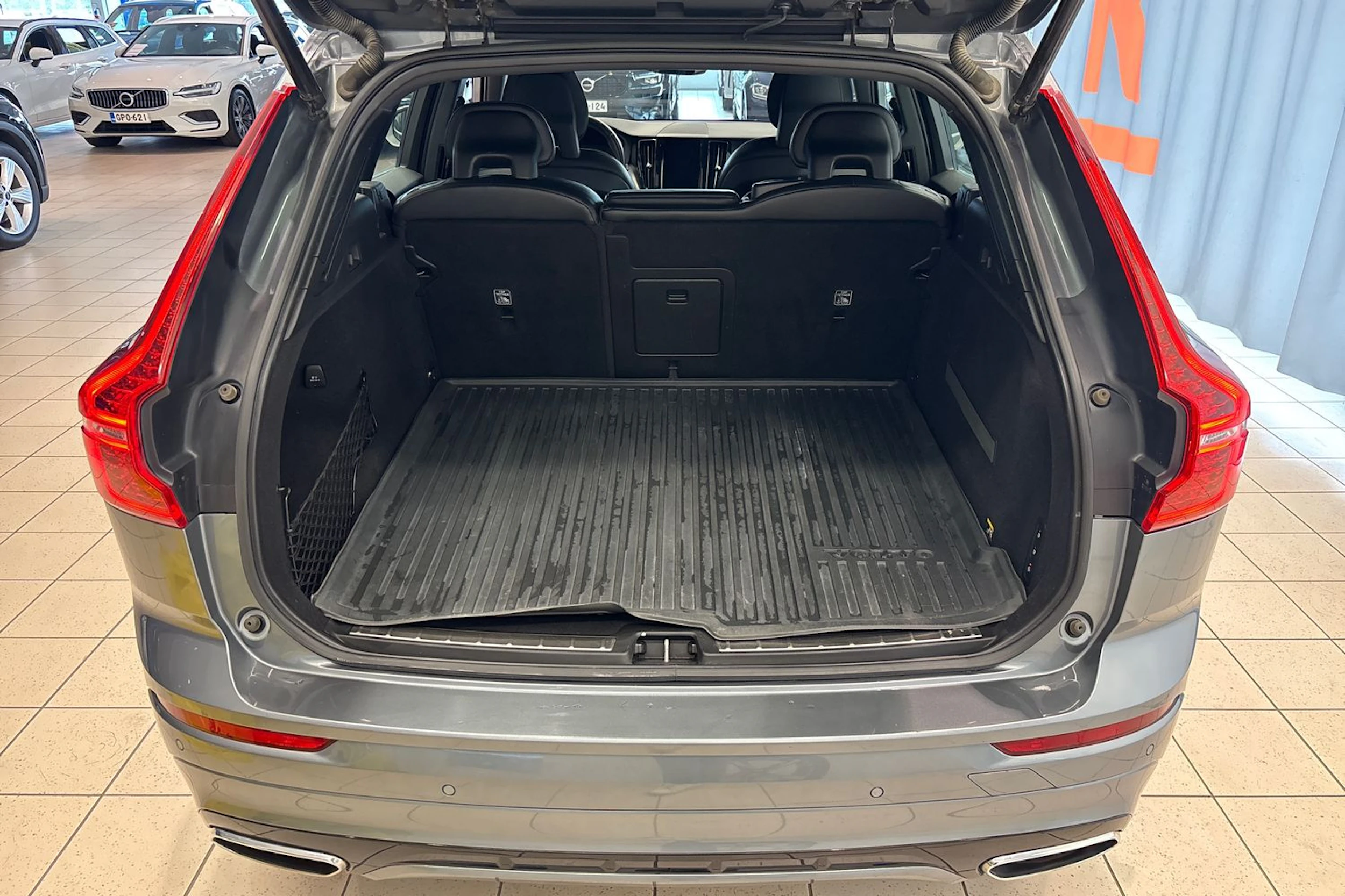 harmaa Volvo XC60 2018 kuva 14.