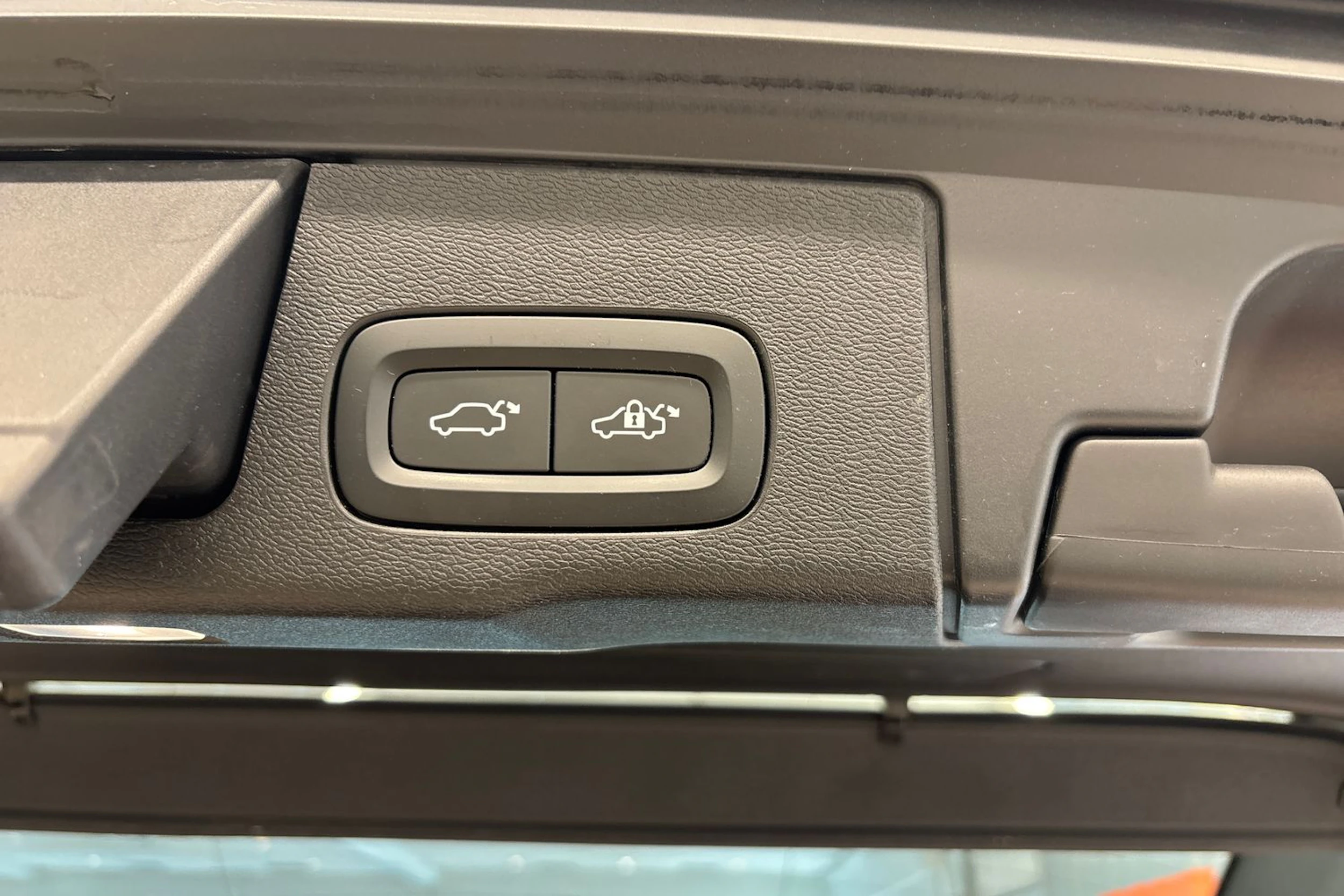 harmaa Volvo XC60 2018 kuva 15.
