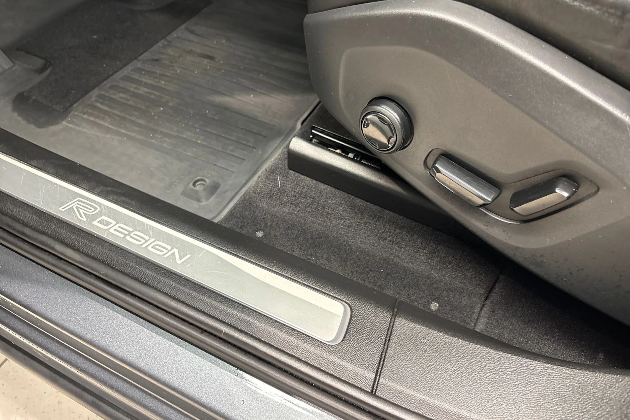 harmaa Volvo XC60 2018 kuva 19.