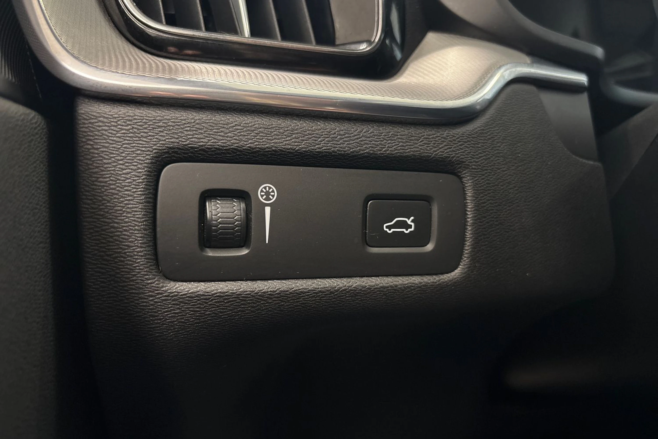 harmaa Volvo XC60 2018 kuva 22.