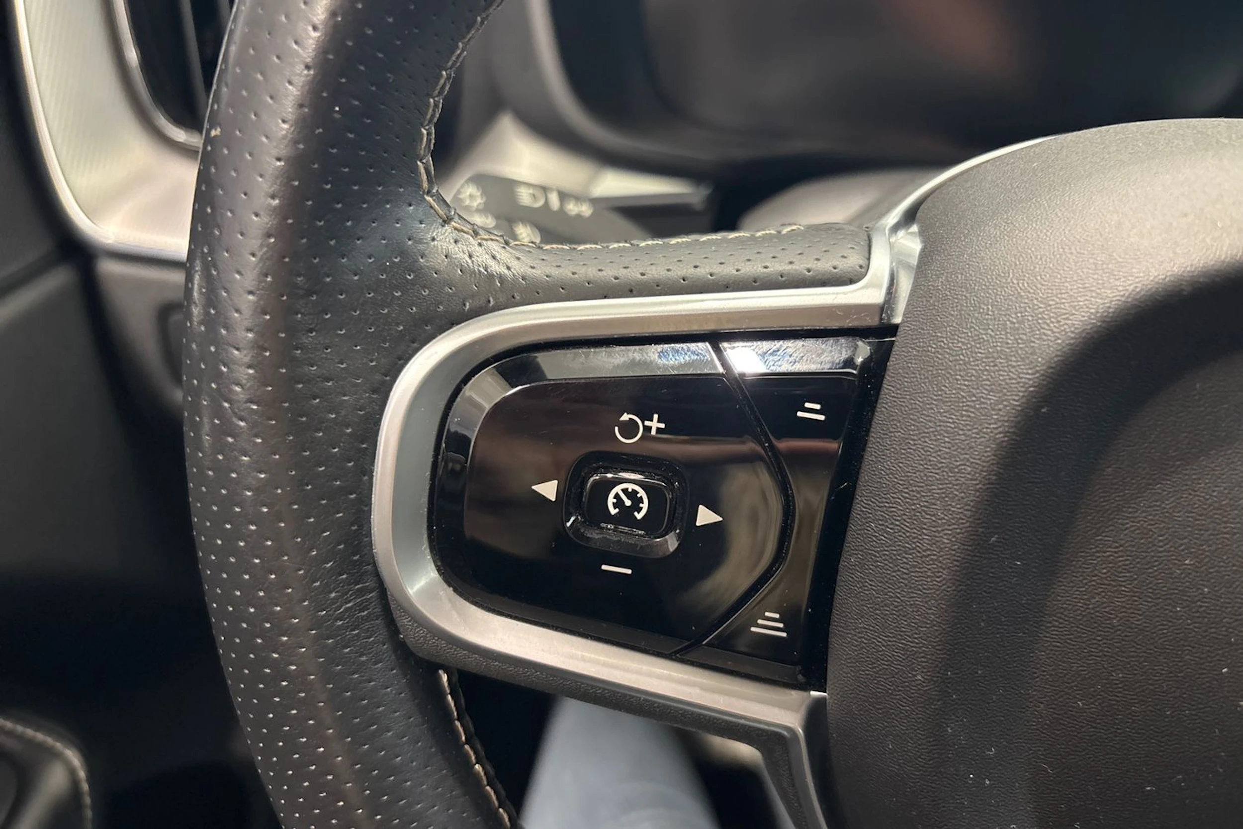 harmaa Volvo XC60 2018 kuva 23.