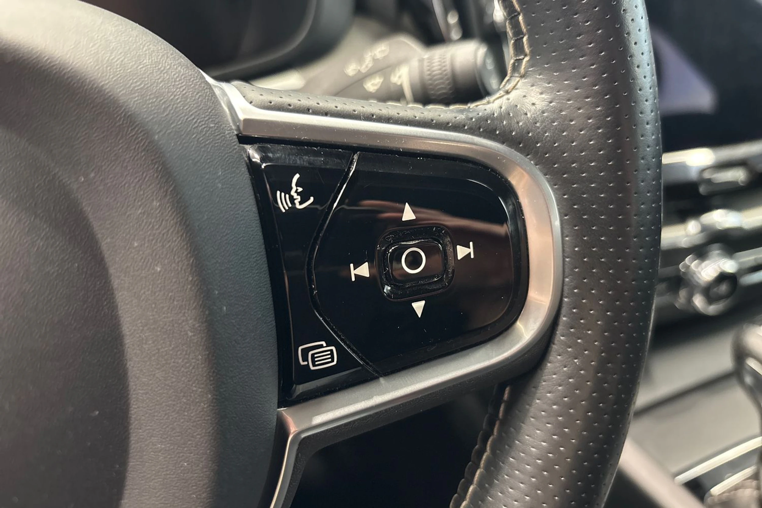 harmaa Volvo XC60 2018 kuva 24.