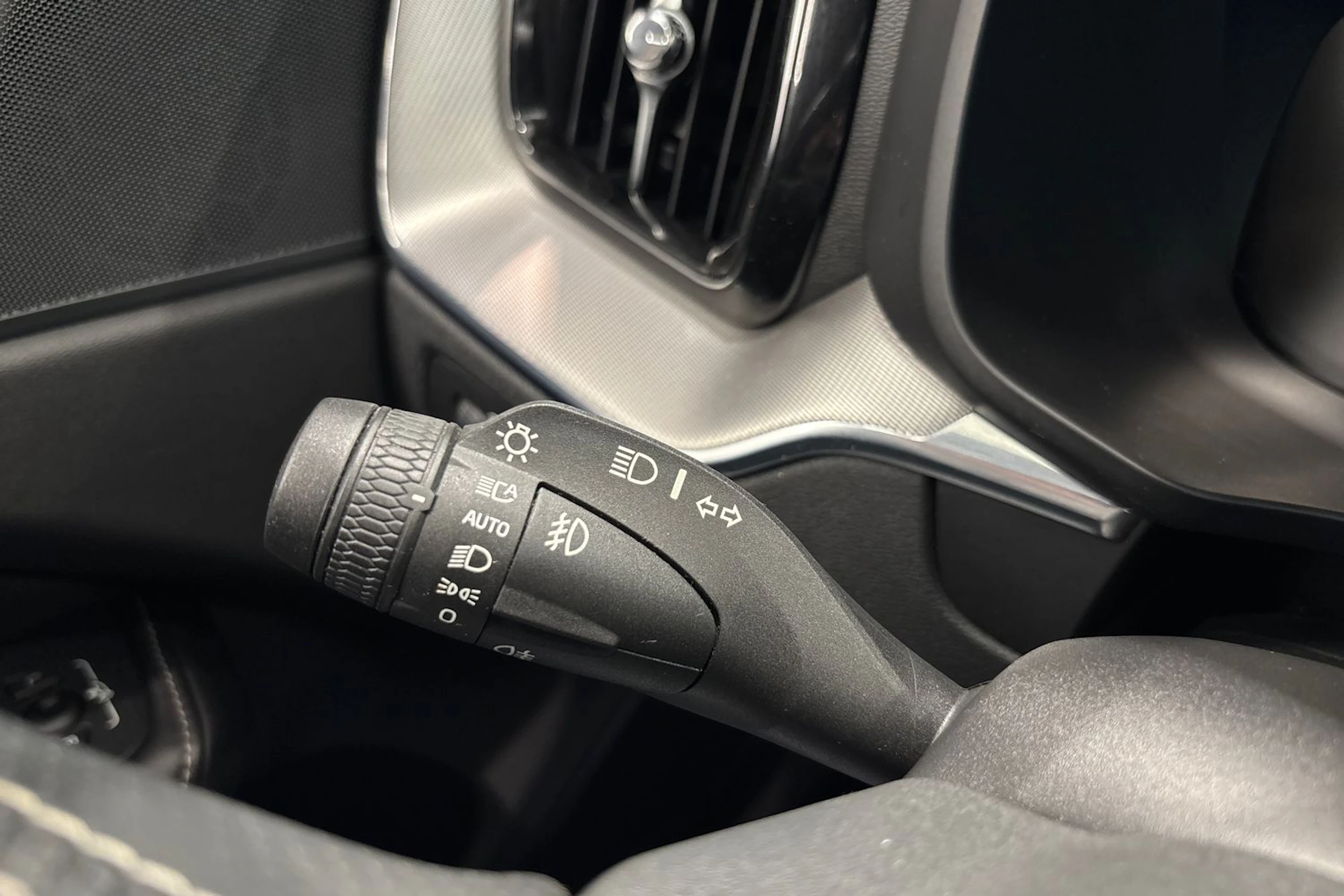harmaa Volvo XC60 2018 kuva 25.