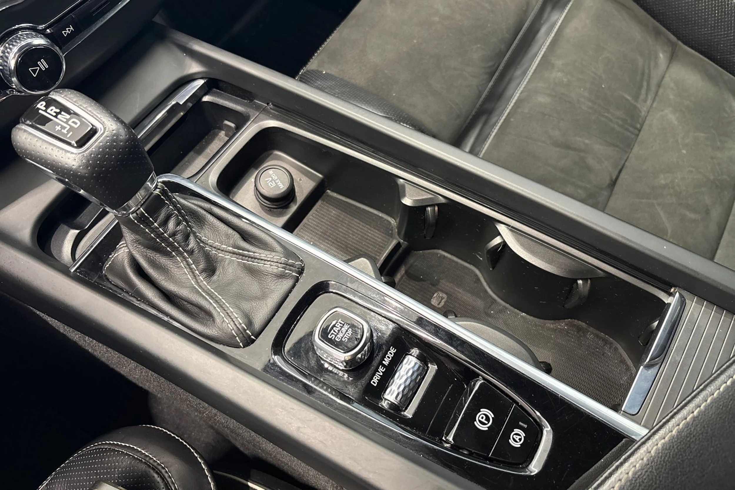harmaa Volvo XC60 2018 kuva 27.