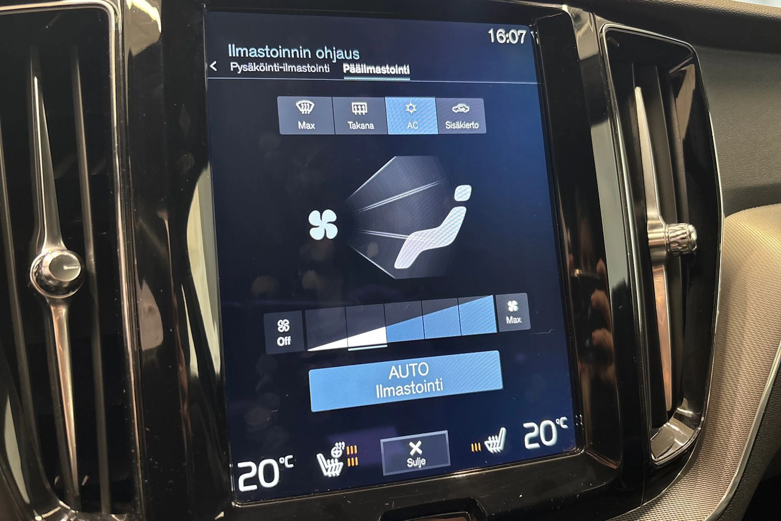 harmaa Volvo XC60 2018 kuva 29.