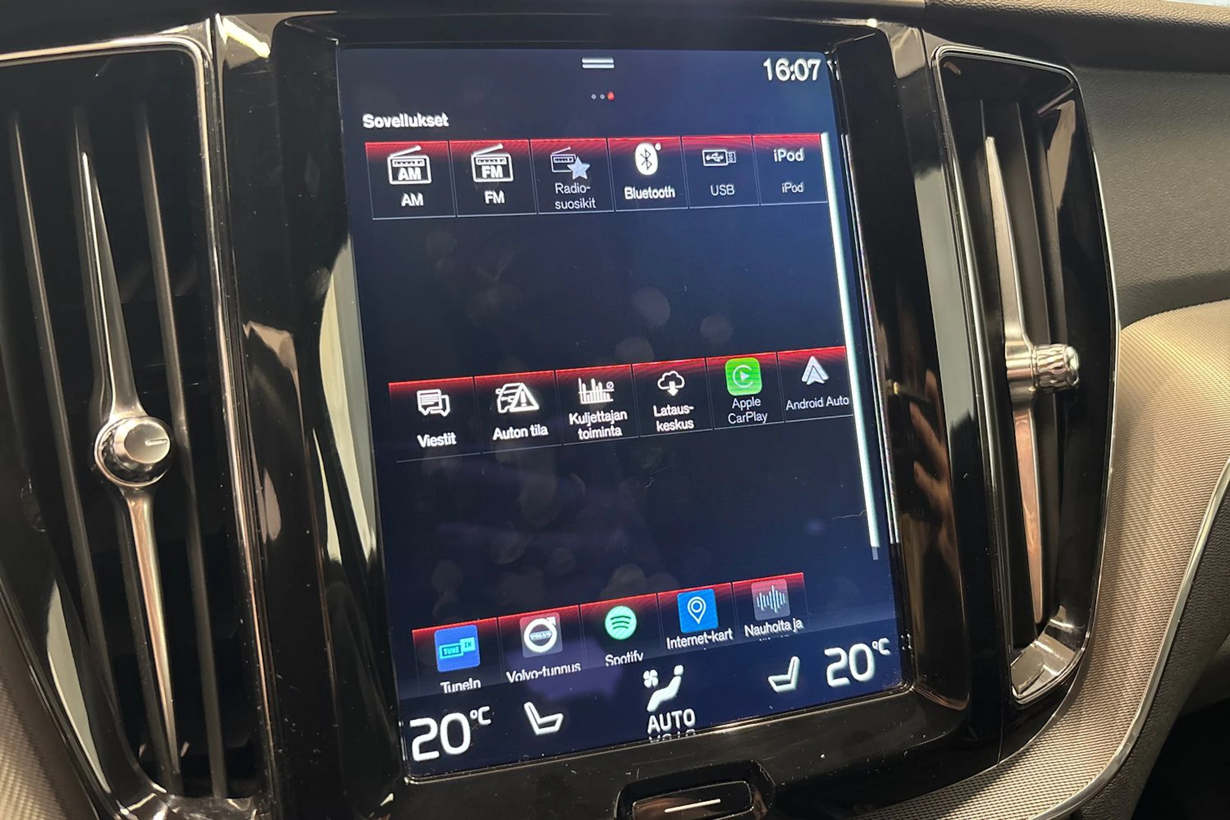 harmaa Volvo XC60 2018 kuva 31.