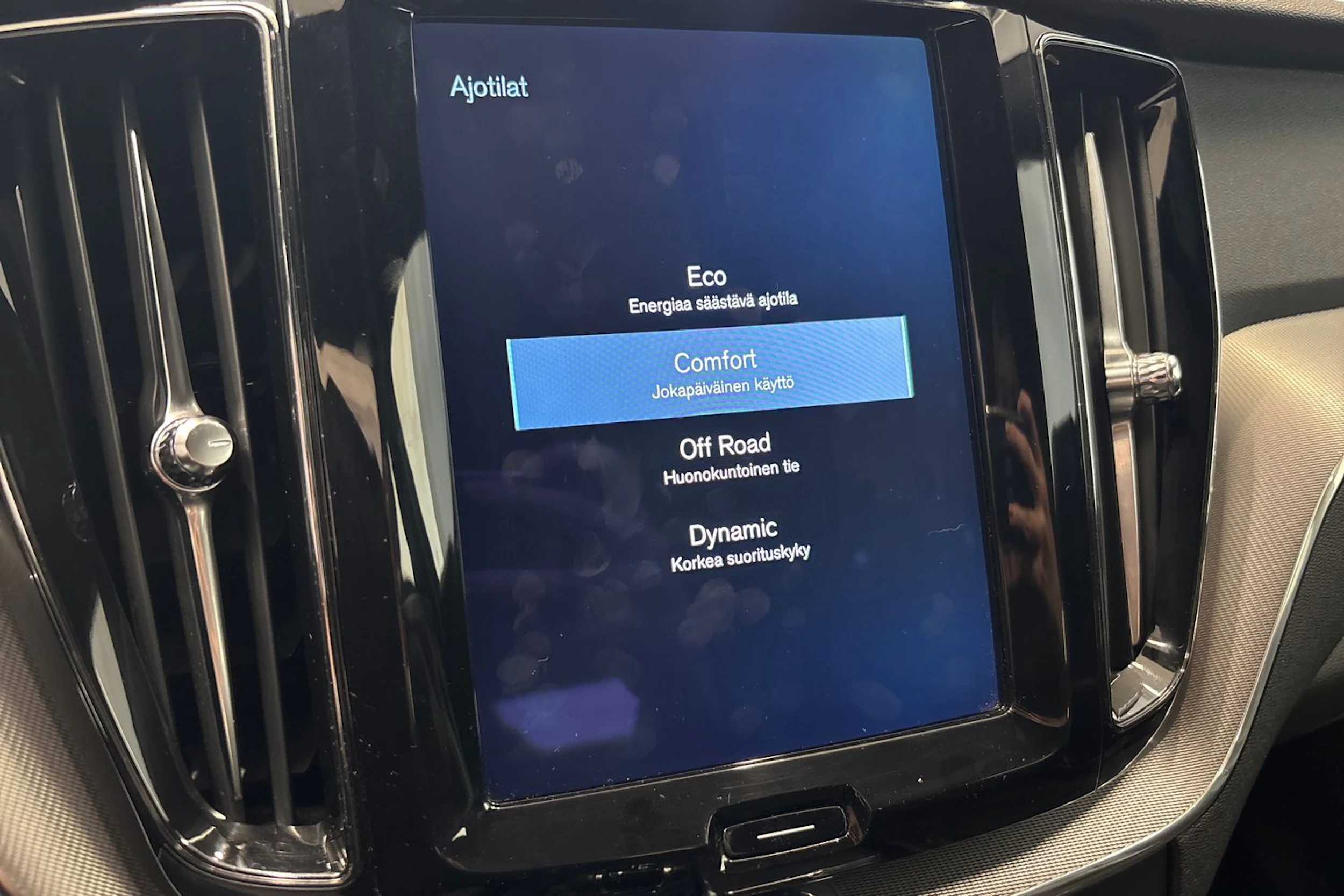 harmaa Volvo XC60 2018 kuva 32.