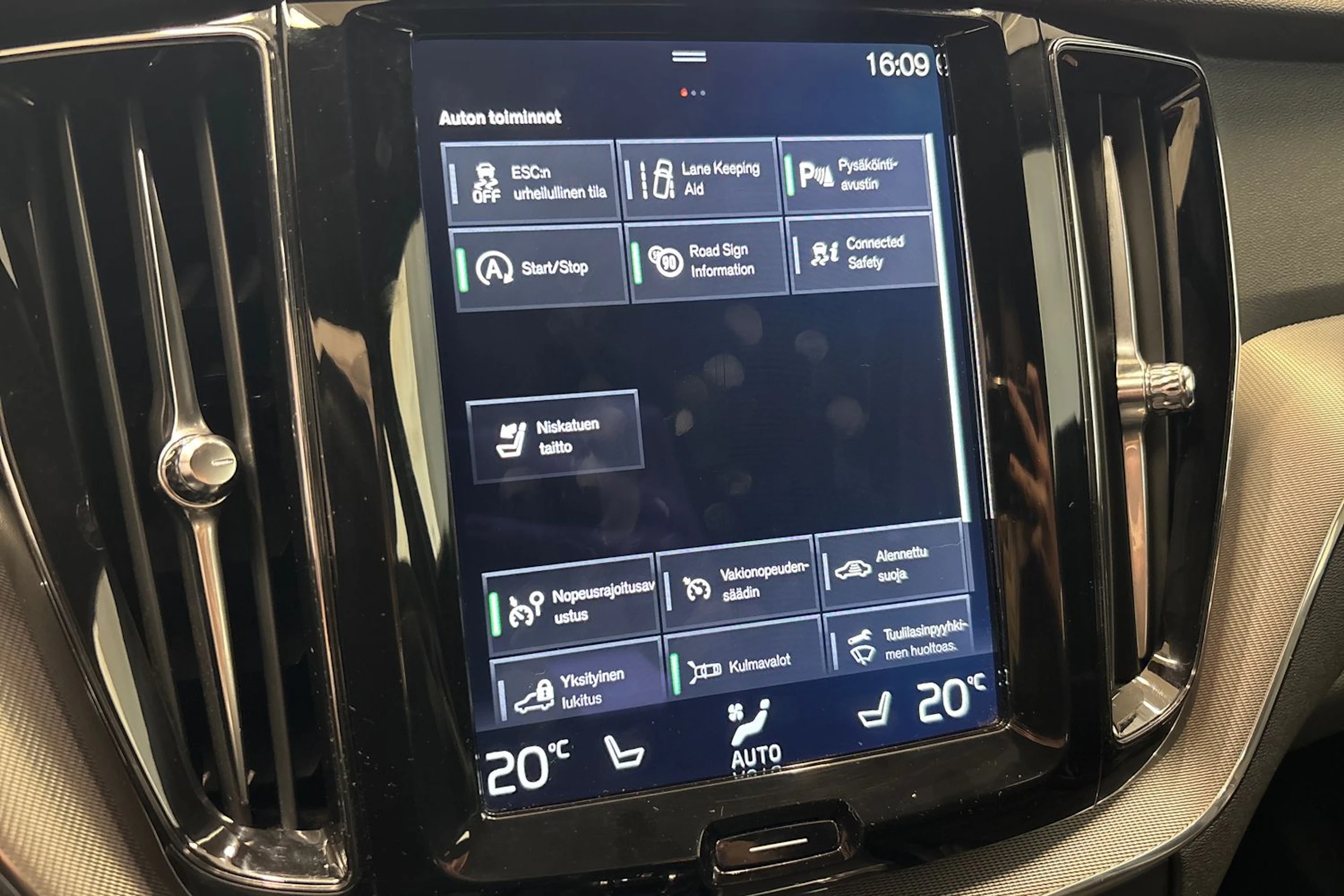 harmaa Volvo XC60 2018 kuva 33.