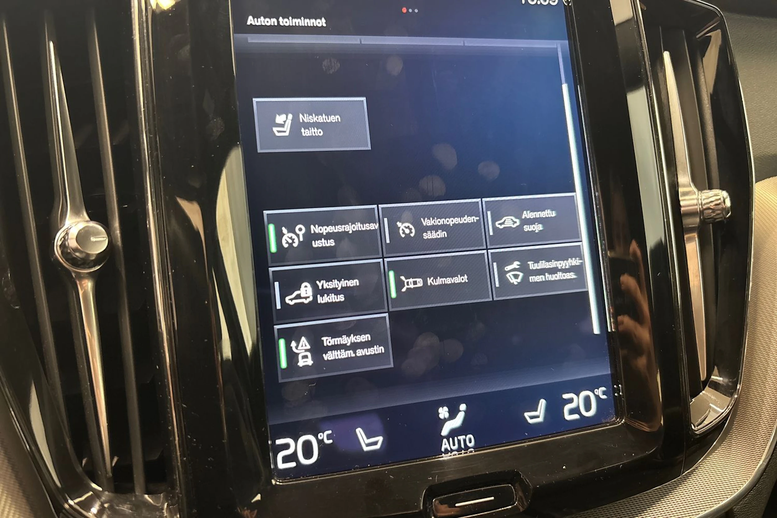 harmaa Volvo XC60 2018 kuva 34.