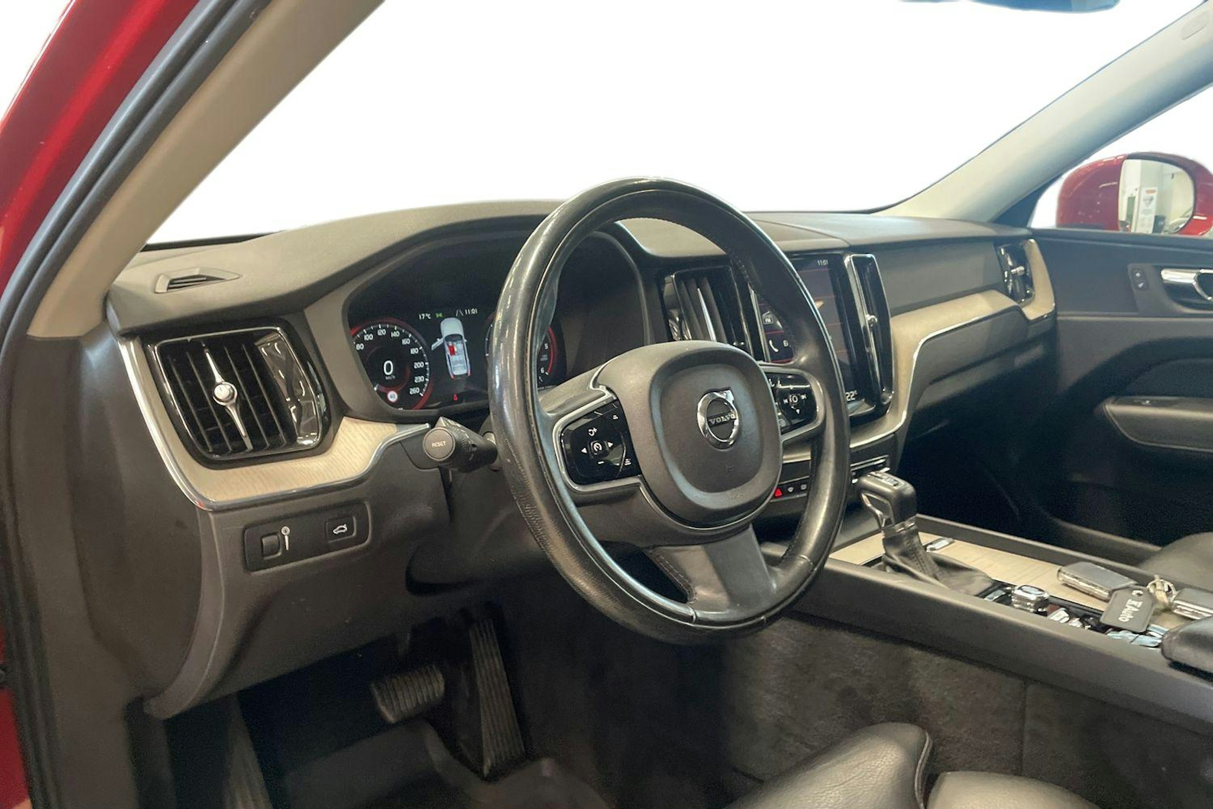 Punainen Volvo XC60 2018 kuva 7.