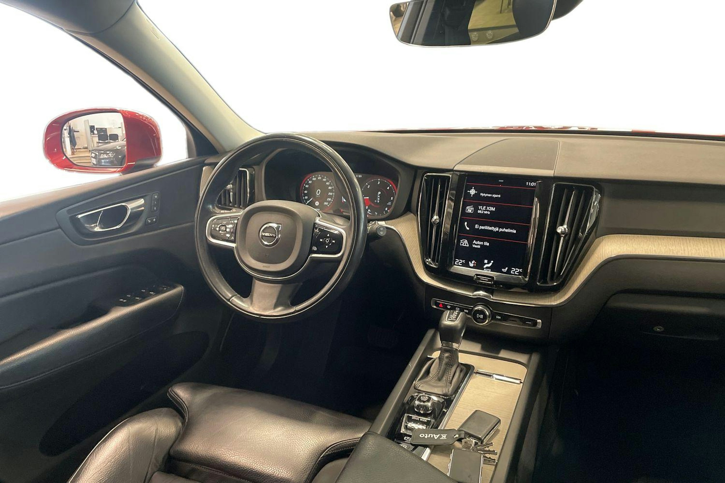 Punainen Volvo XC60 2018 kuva 9.