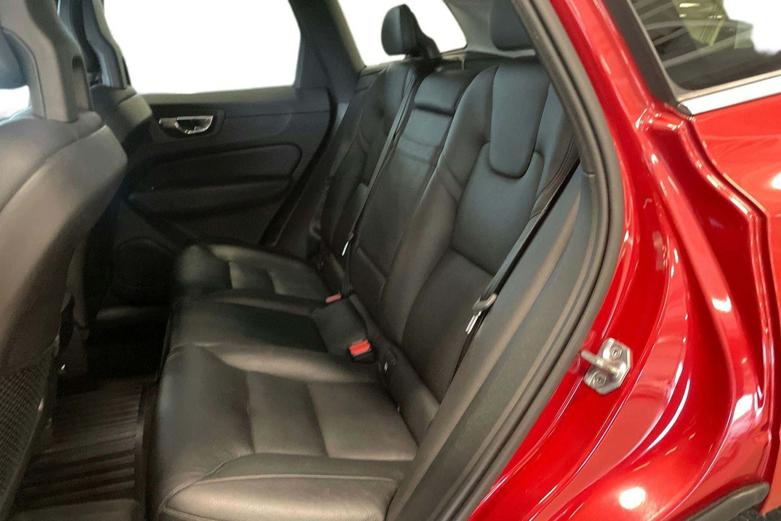 Punainen Volvo XC60 2018 kuva 10.