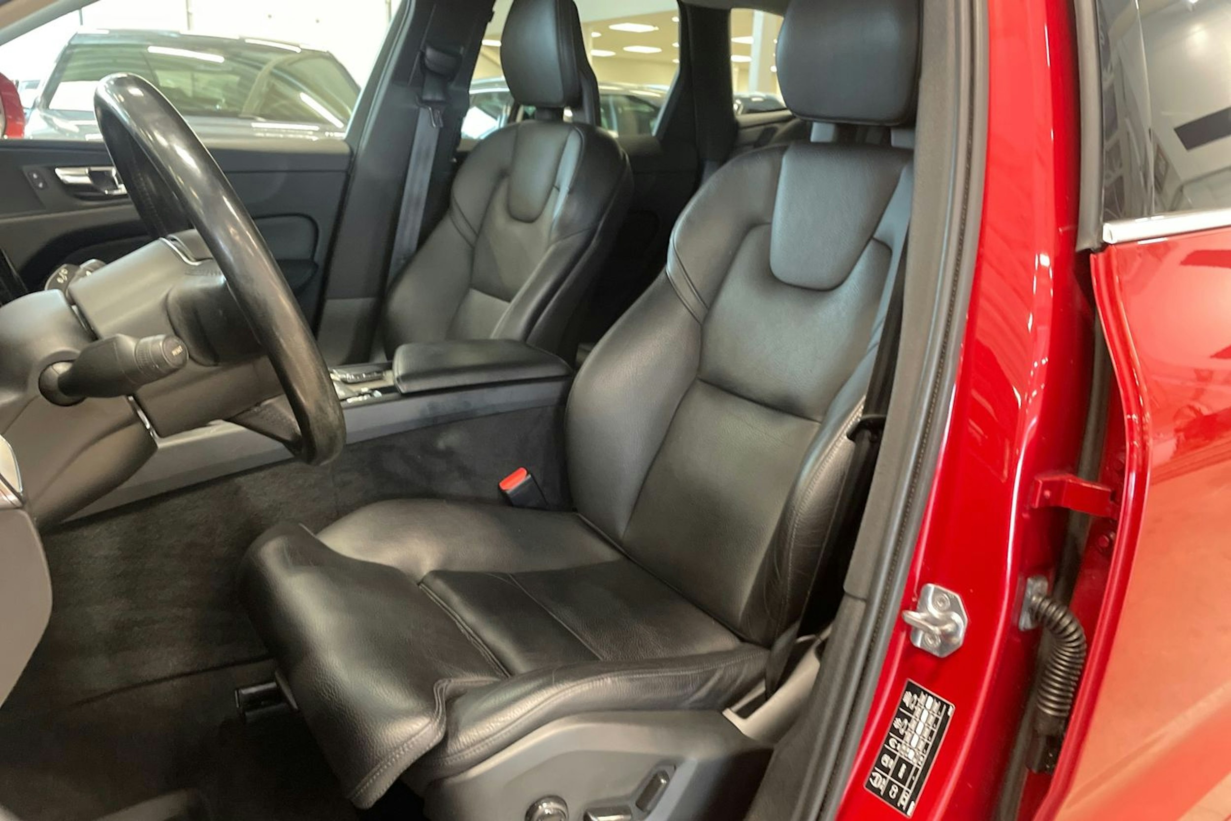 Punainen Volvo XC60 2018 kuva 14.