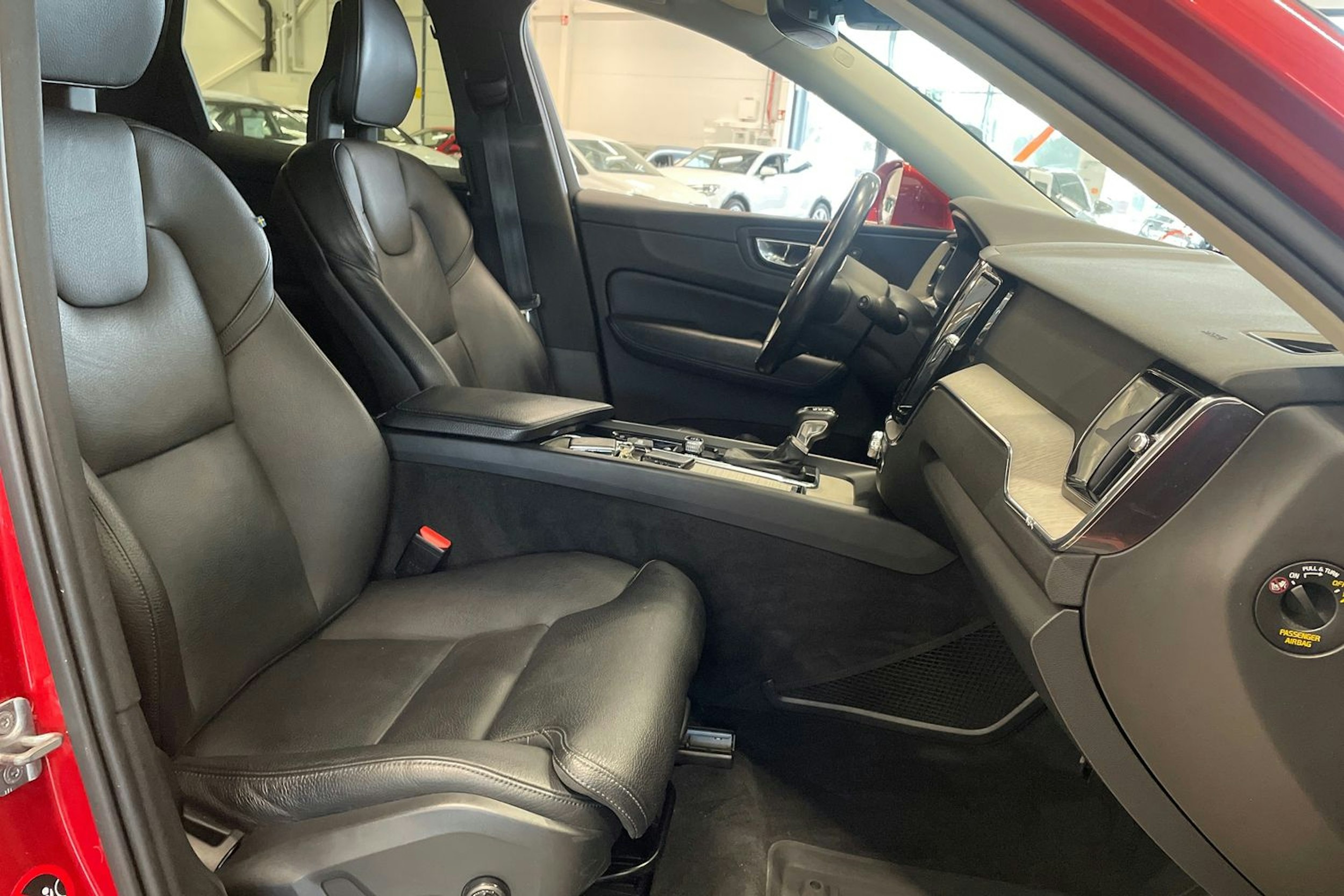 Punainen Volvo XC60 2018 kuva 15.