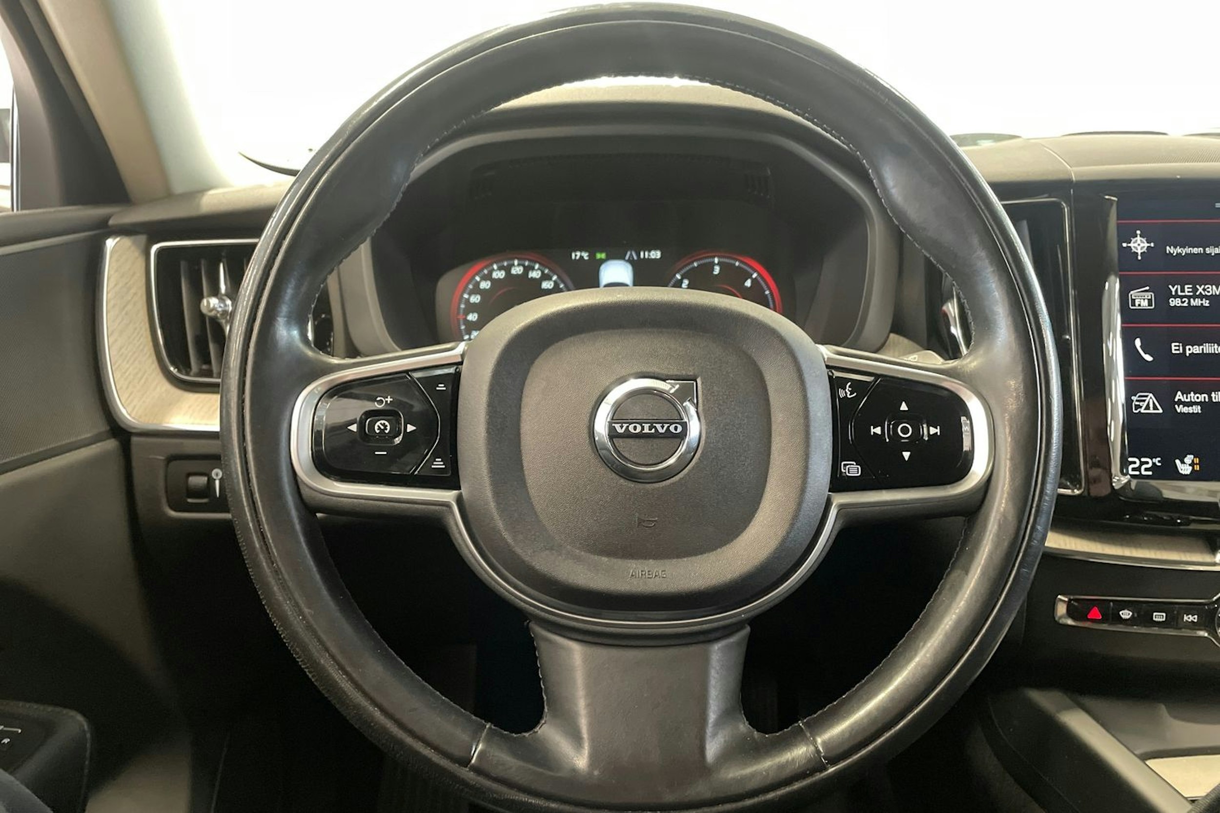 Punainen Volvo XC60 2018 kuva 16.