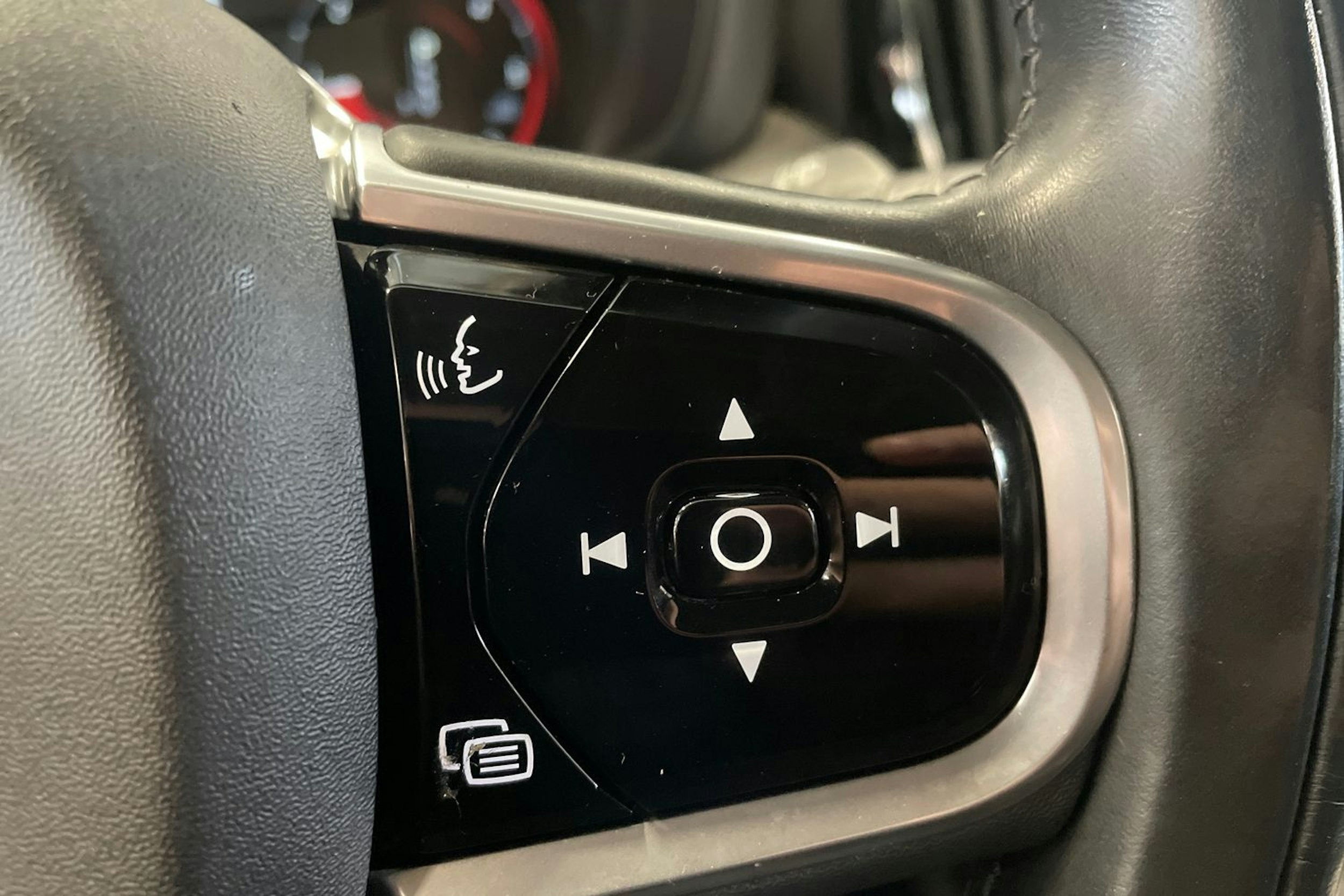 Punainen Volvo XC60 2018 kuva 17.