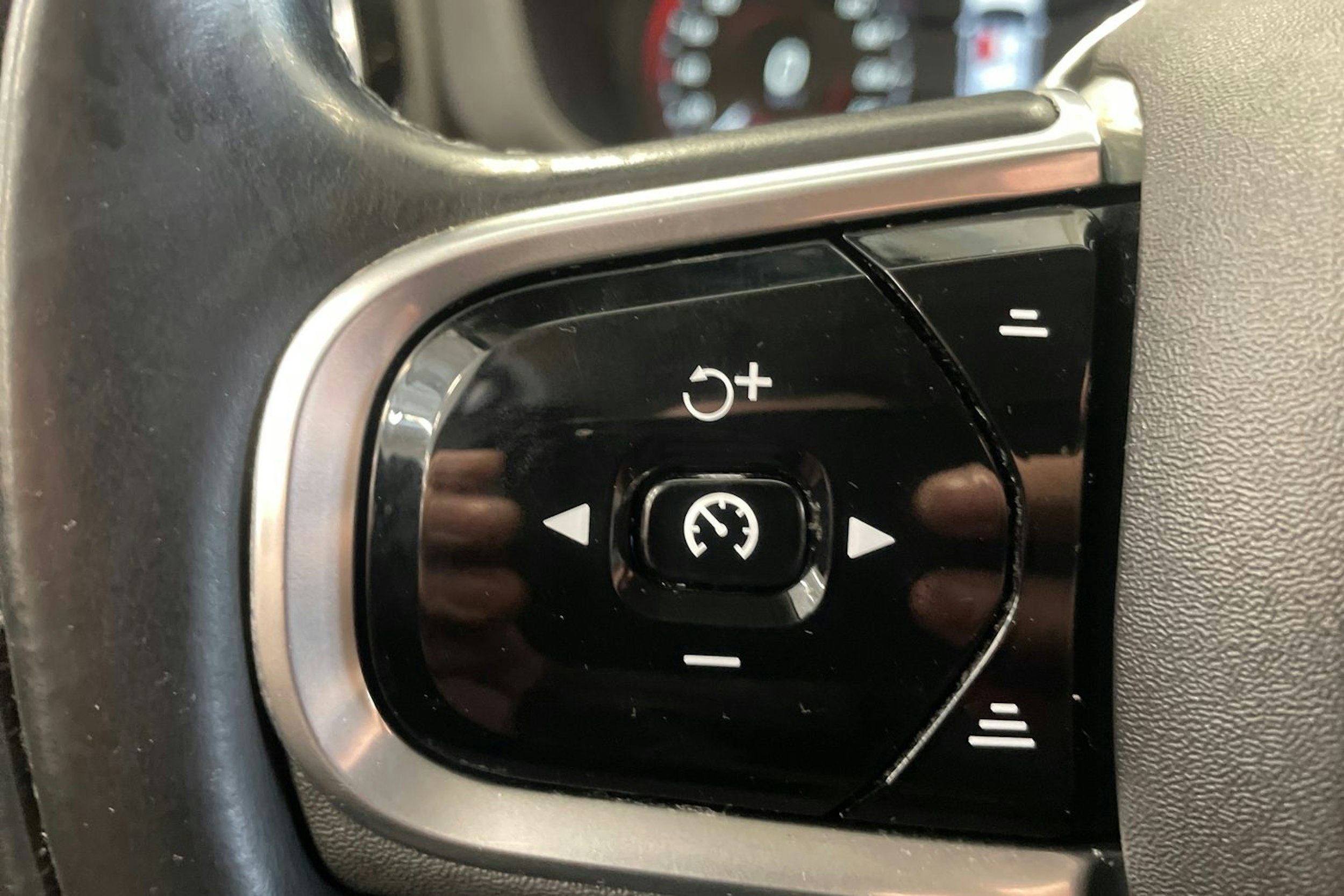 Punainen Volvo XC60 2018 kuva 18.