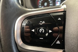 Punainen Volvo XC60 2018 kuva 18.