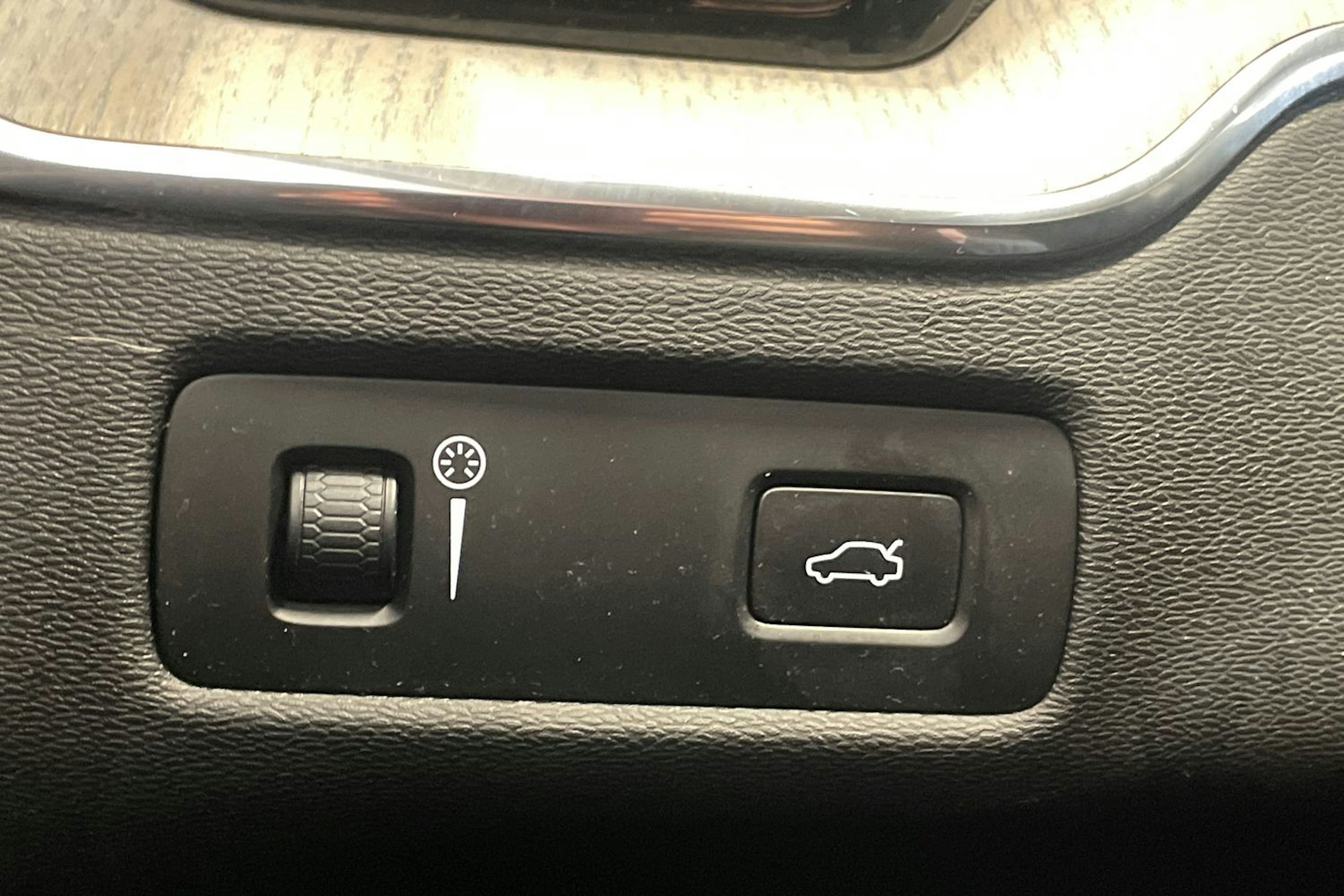 Punainen Volvo XC60 2018 kuva 20.