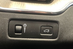 Punainen Volvo XC60 2018 kuva 20.