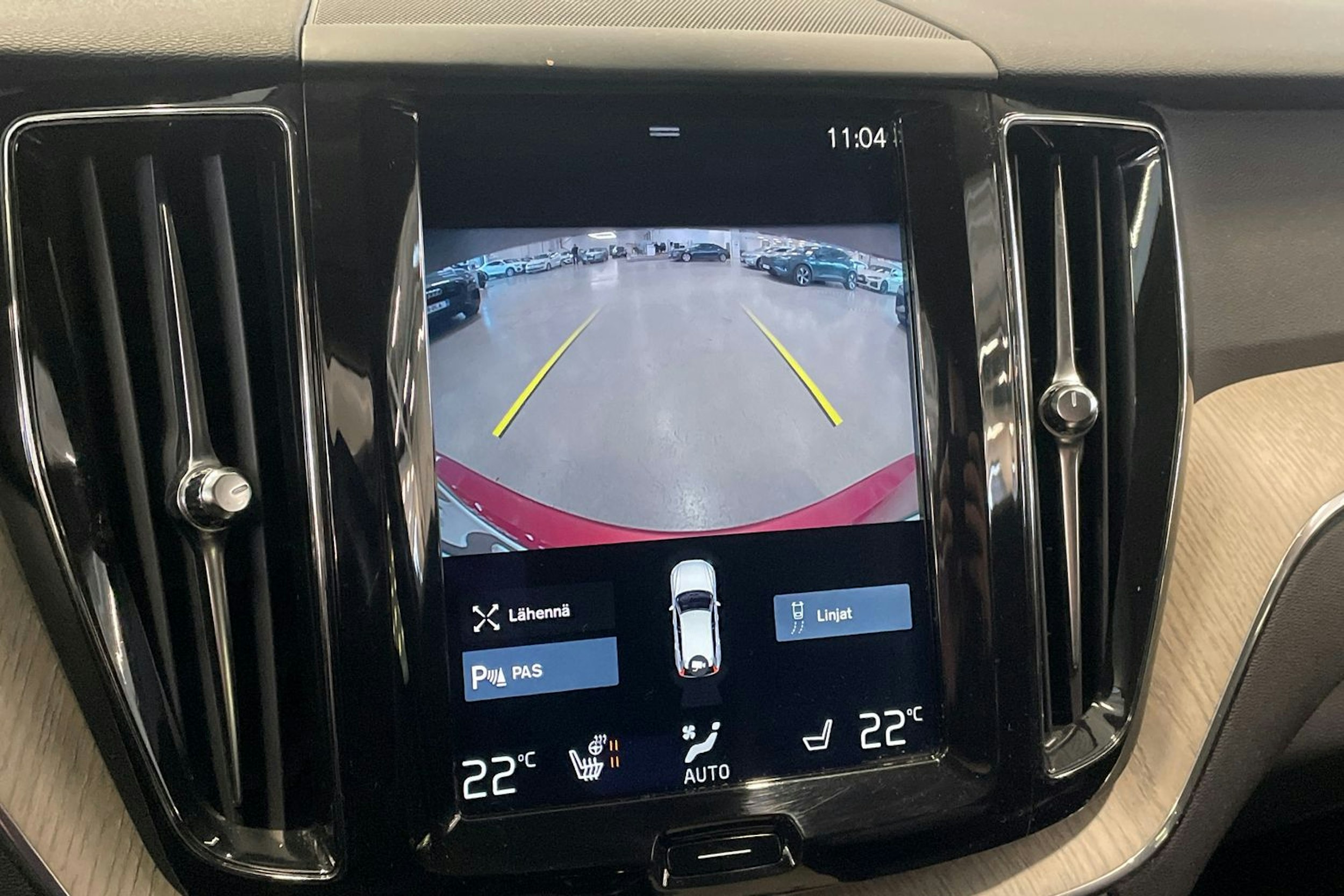 Punainen Volvo XC60 2018 kuva 21.