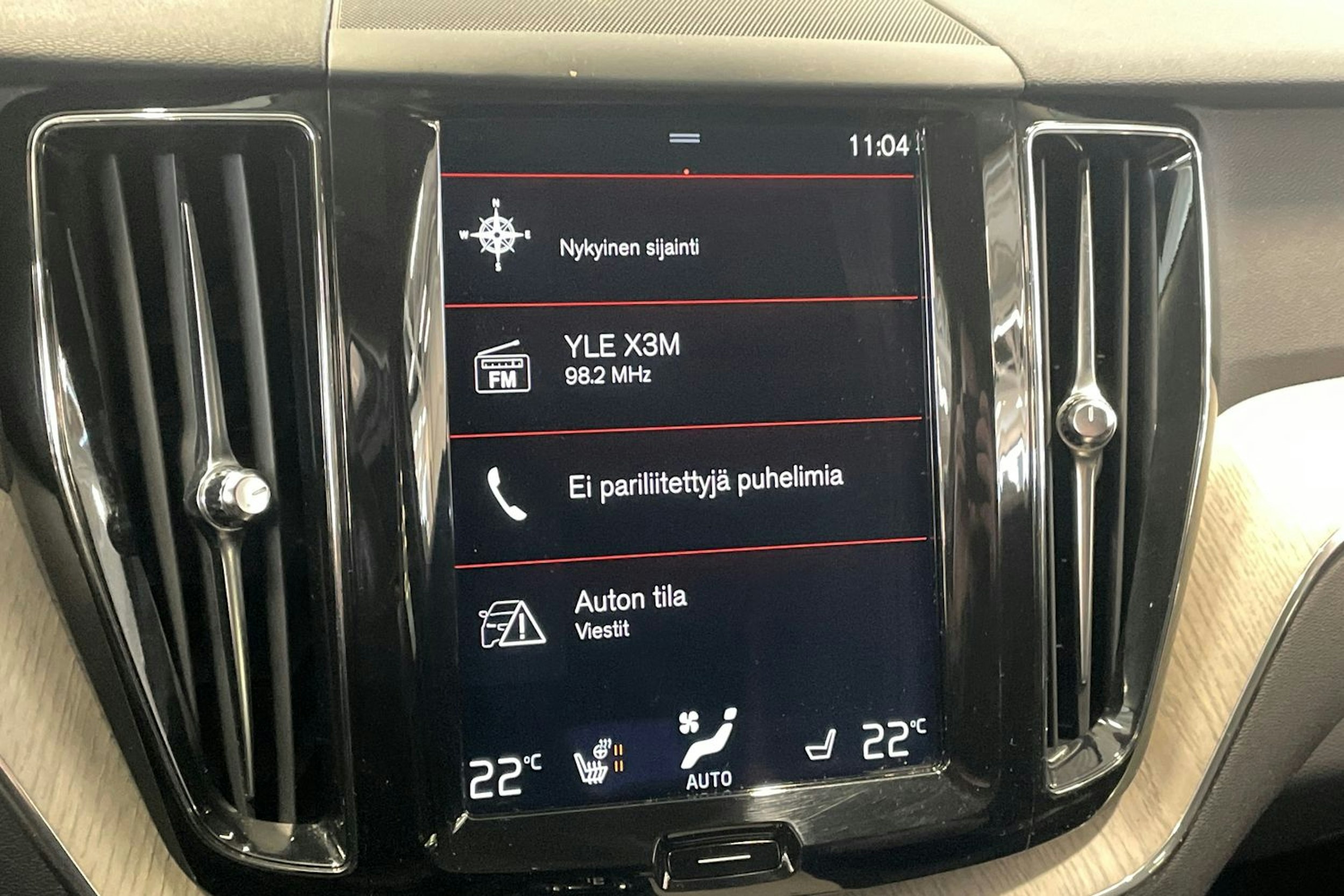 Punainen Volvo XC60 2018 kuva 22.