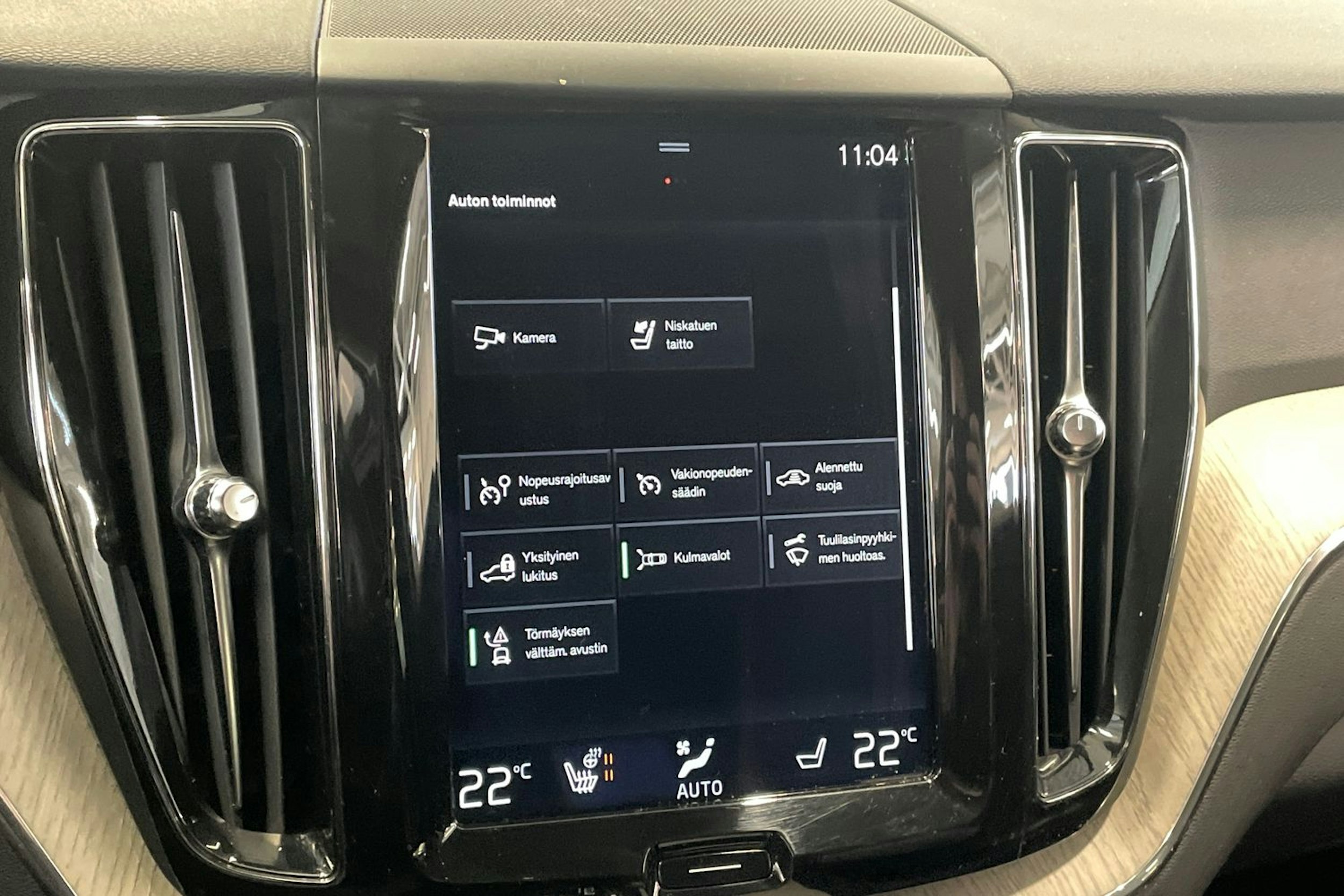 Punainen Volvo XC60 2018 kuva 24.