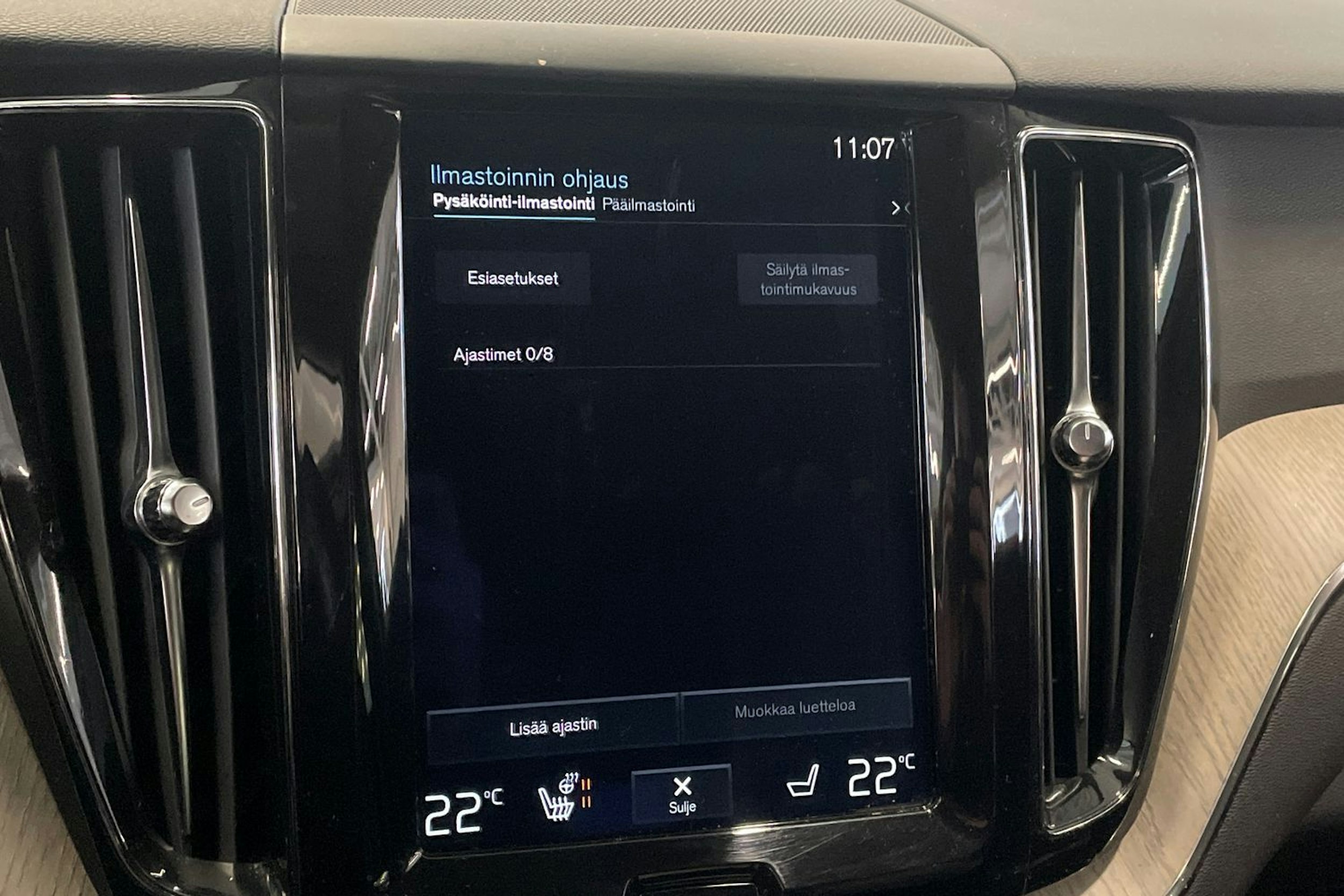 Punainen Volvo XC60 2018 kuva 28.