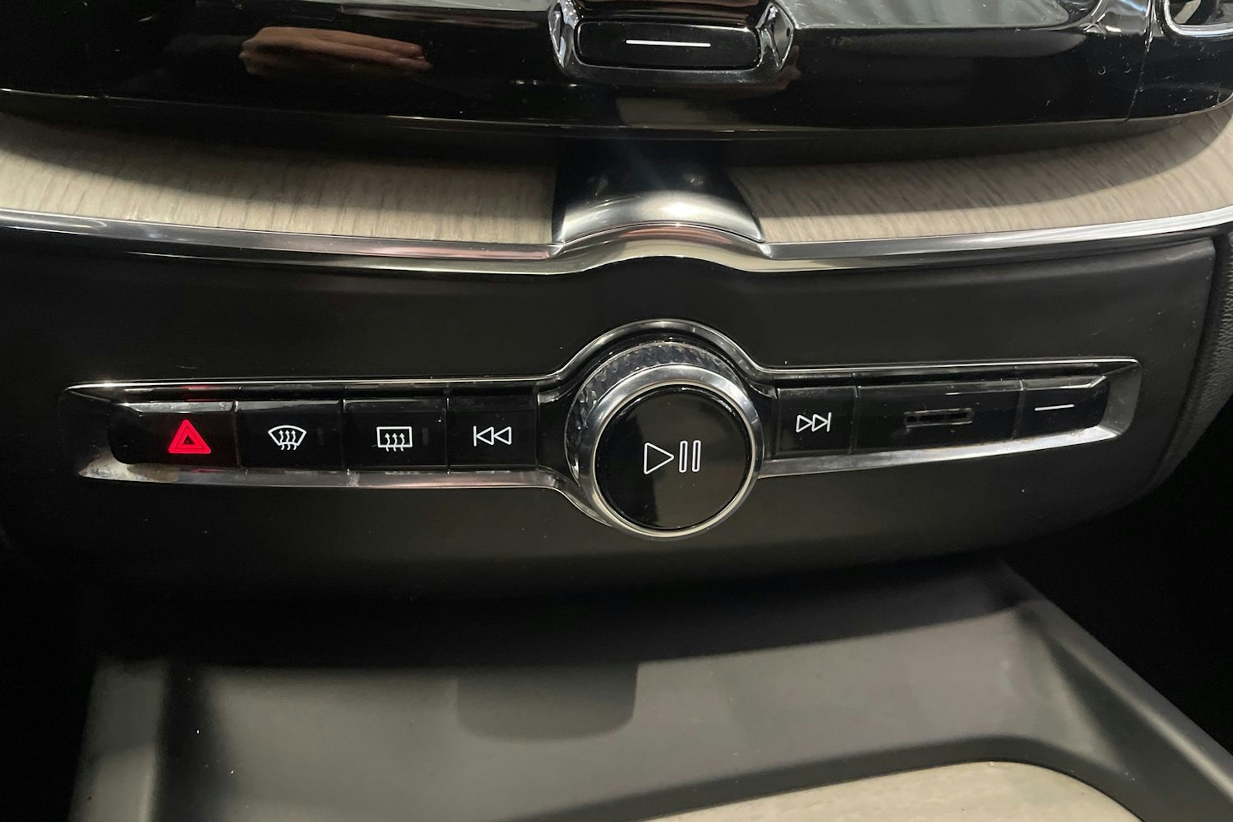 Punainen Volvo XC60 2018 kuva 29.