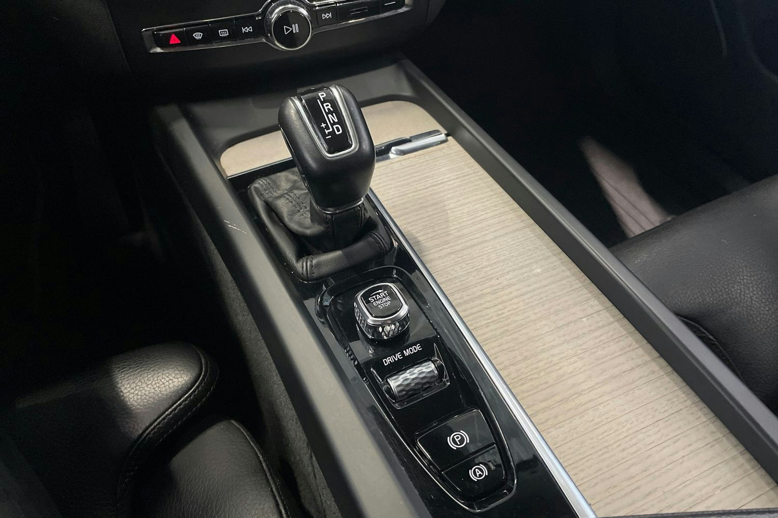 Punainen Volvo XC60 2018 kuva 30.