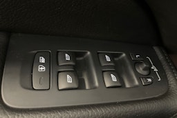 Punainen Volvo XC60 2018 kuva 32.