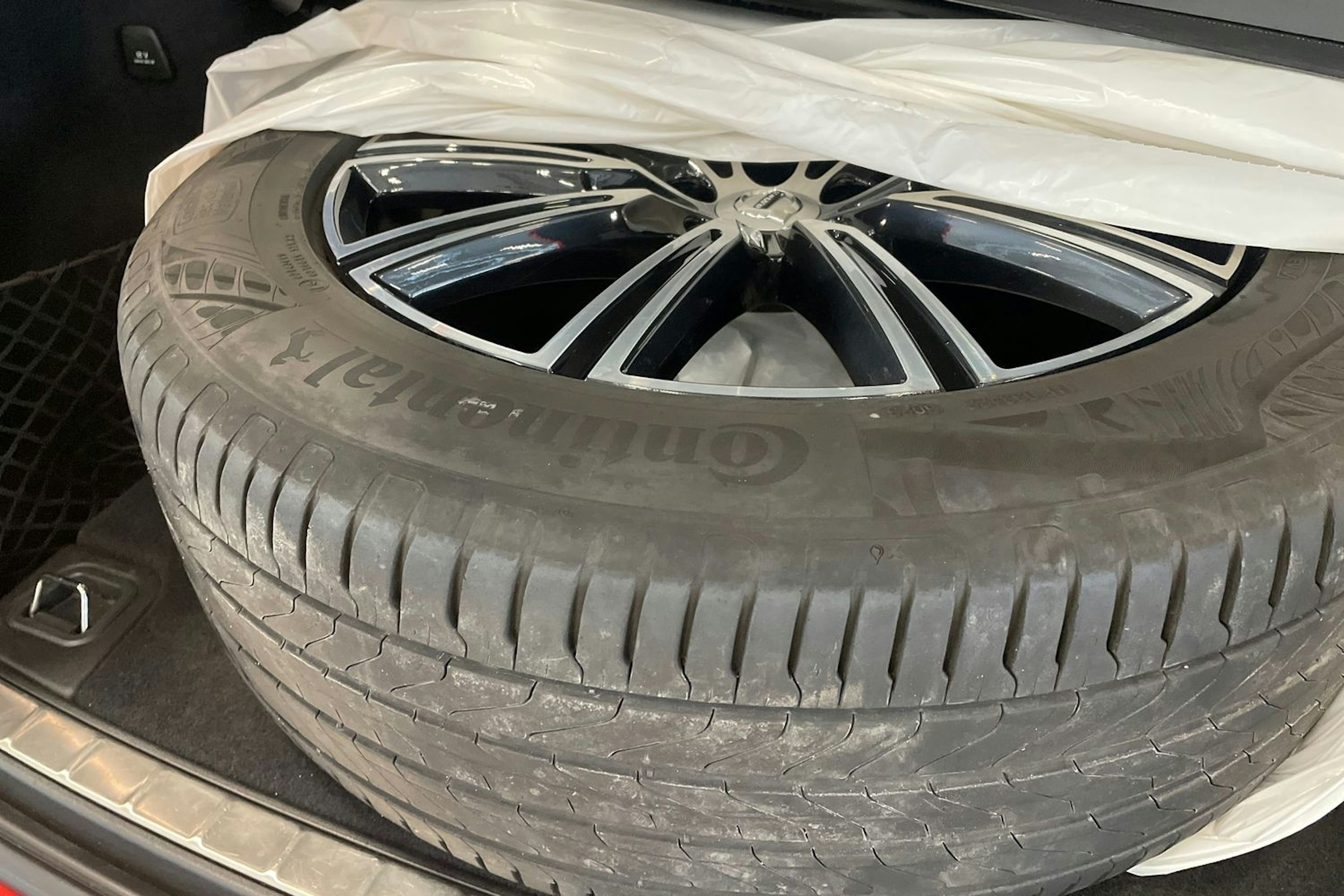 Punainen Volvo XC60 2018 kuva 35.