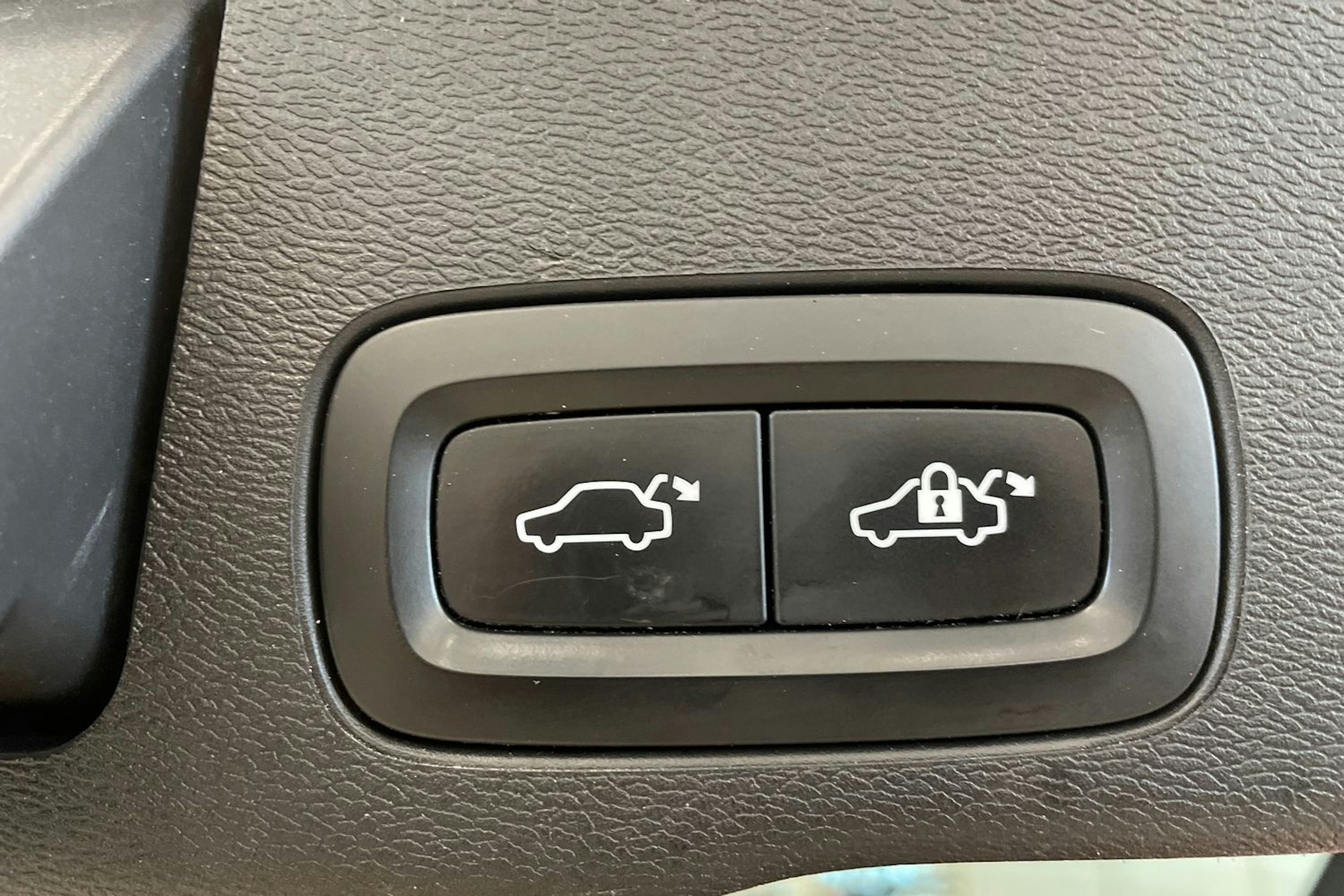 Punainen Volvo XC60 2018 kuva 36.