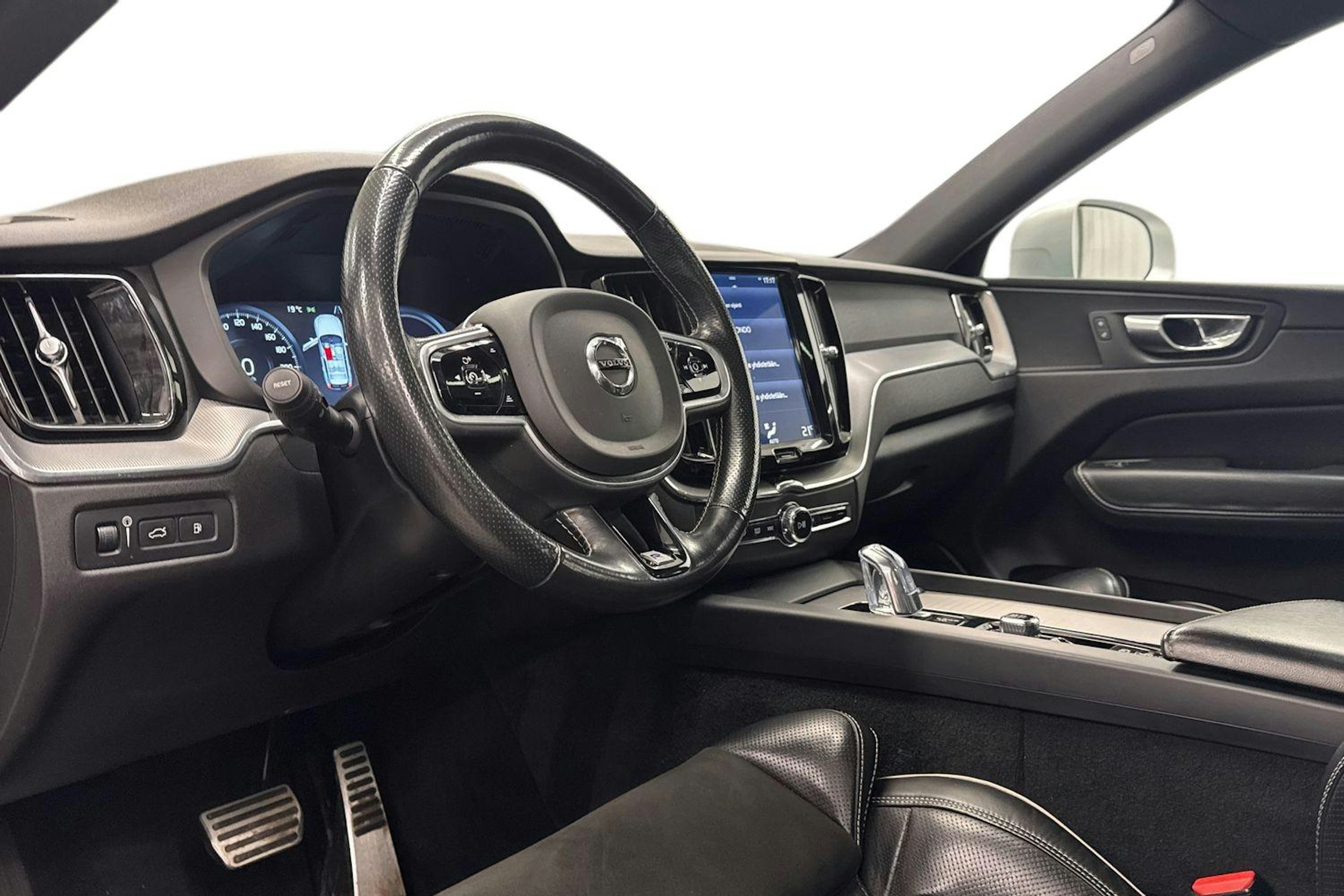 valkoinen Volvo XC60 2018 kuva 7.
