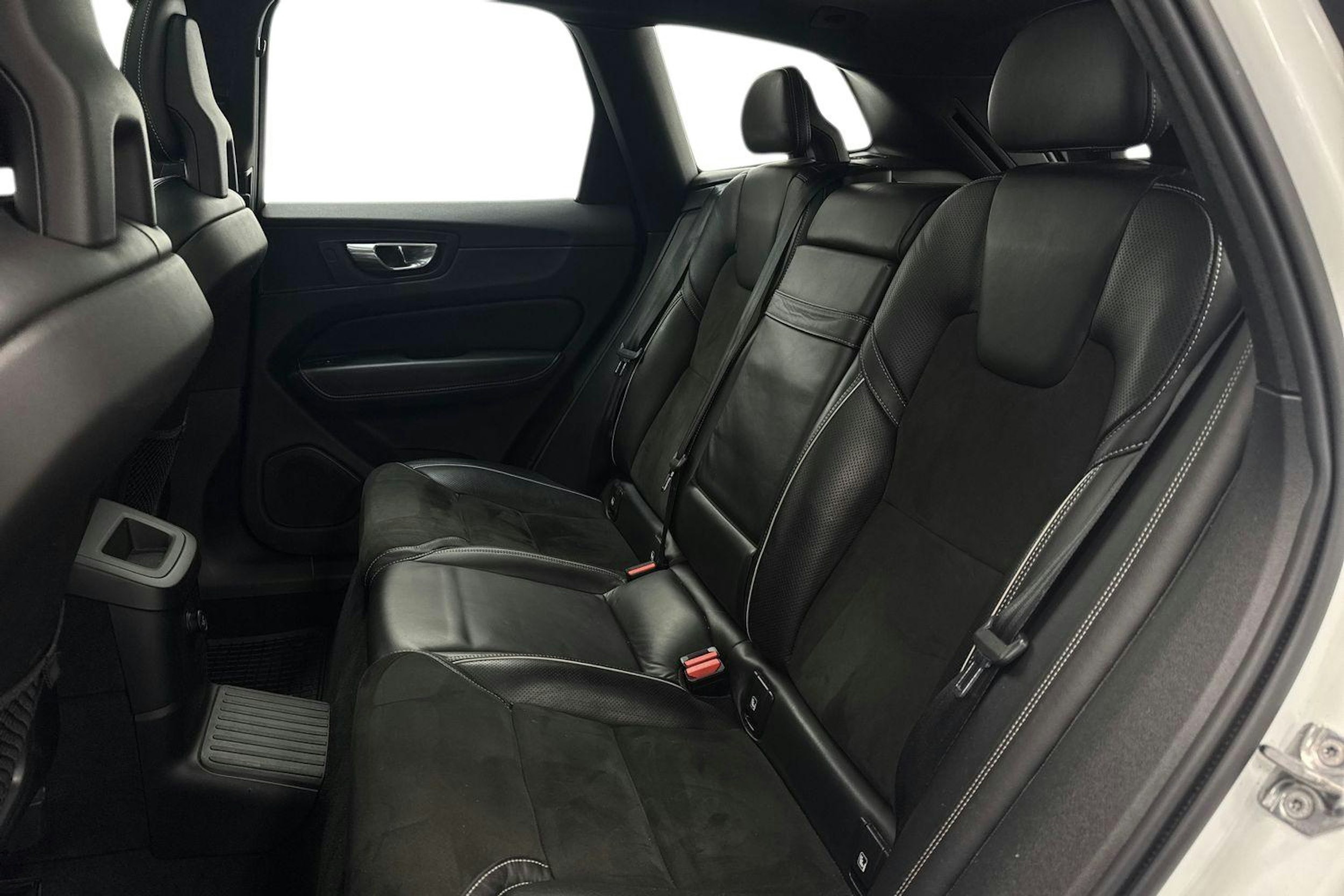 valkoinen Volvo XC60 2018 kuva 10.