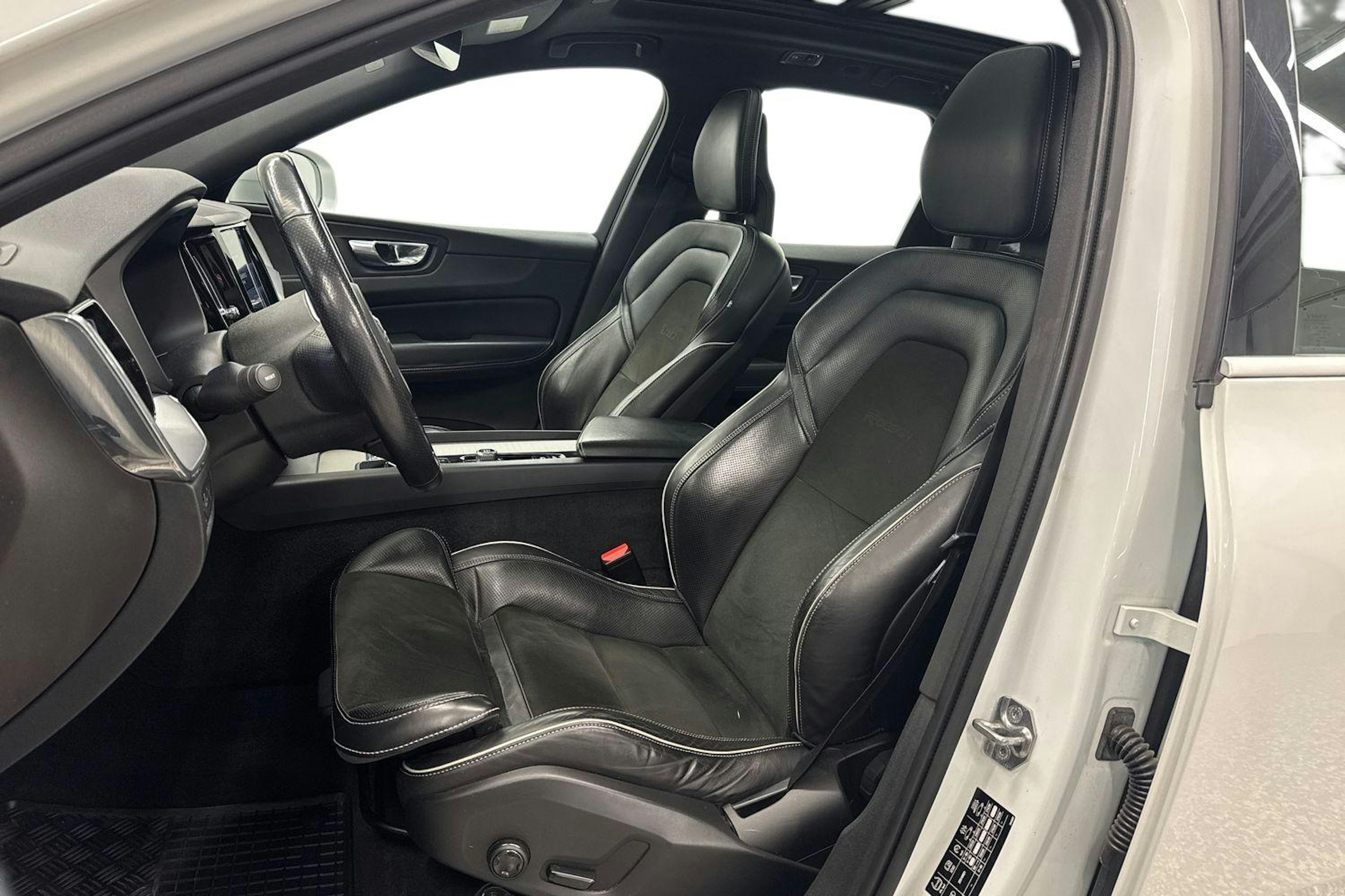 valkoinen Volvo XC60 2018 kuva 11.