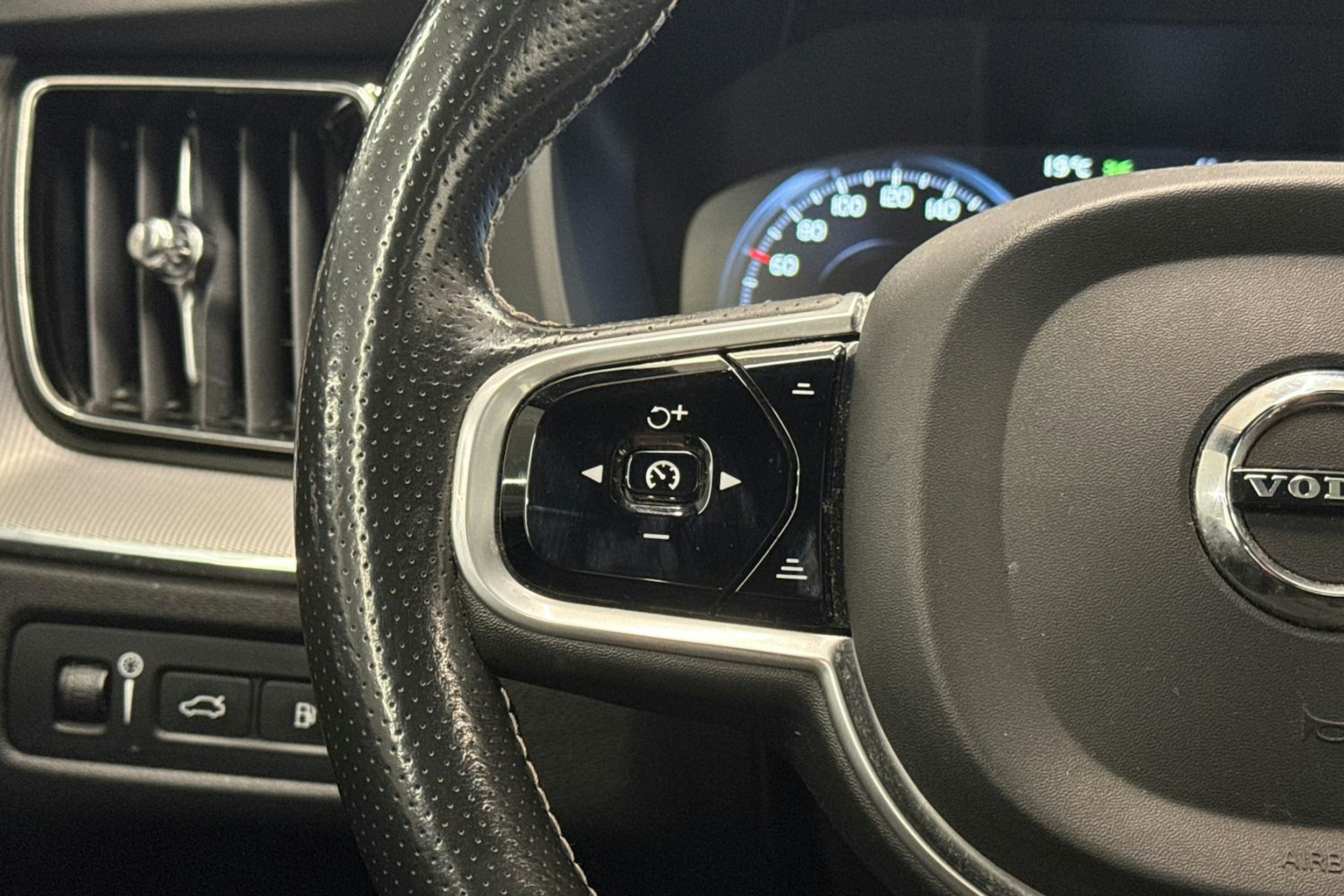 valkoinen Volvo XC60 2018 kuva 15.