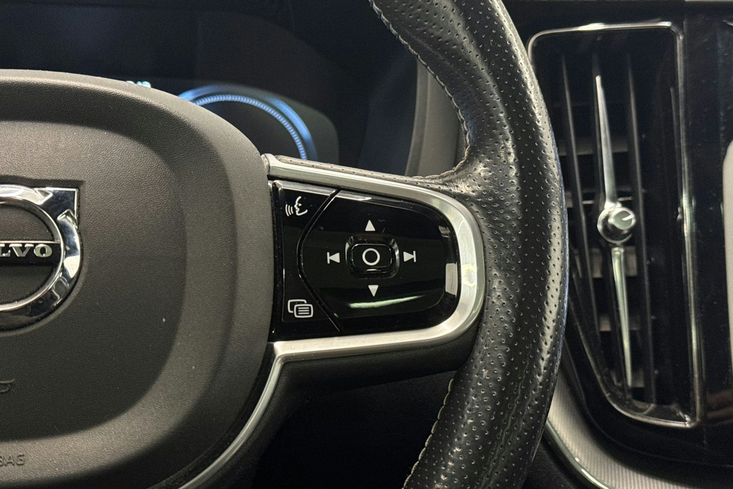 valkoinen Volvo XC60 2018 kuva 16.