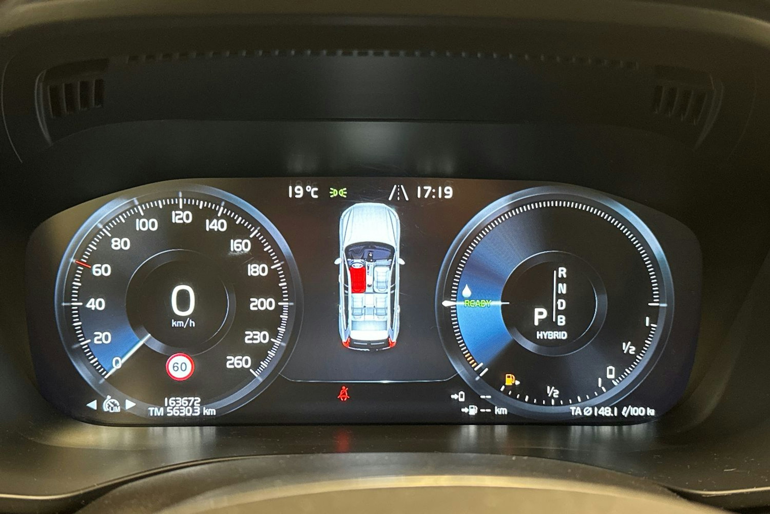 valkoinen Volvo XC60 2018 kuva 17.