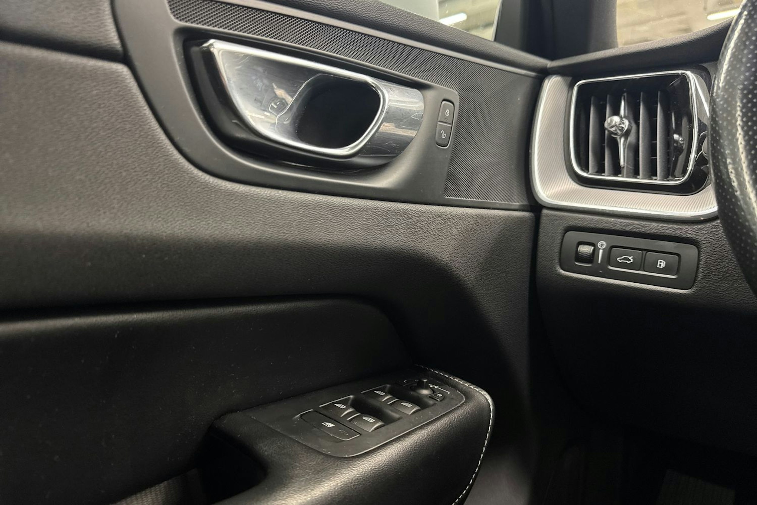 valkoinen Volvo XC60 2018 kuva 18.