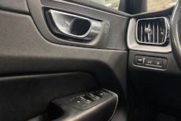 valkoinen Volvo XC60 2018 kuva 18.