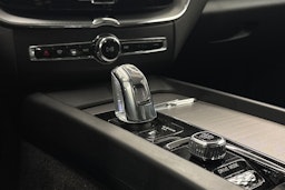 valkoinen Volvo XC60 2018 kuva 19.