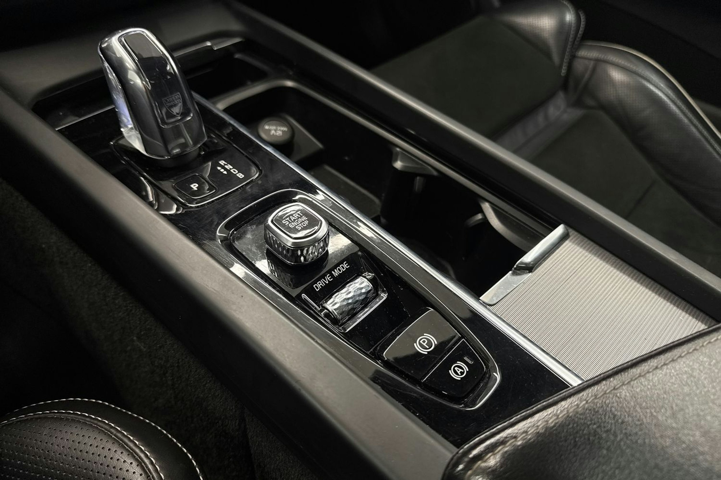 valkoinen Volvo XC60 2018 kuva 20.