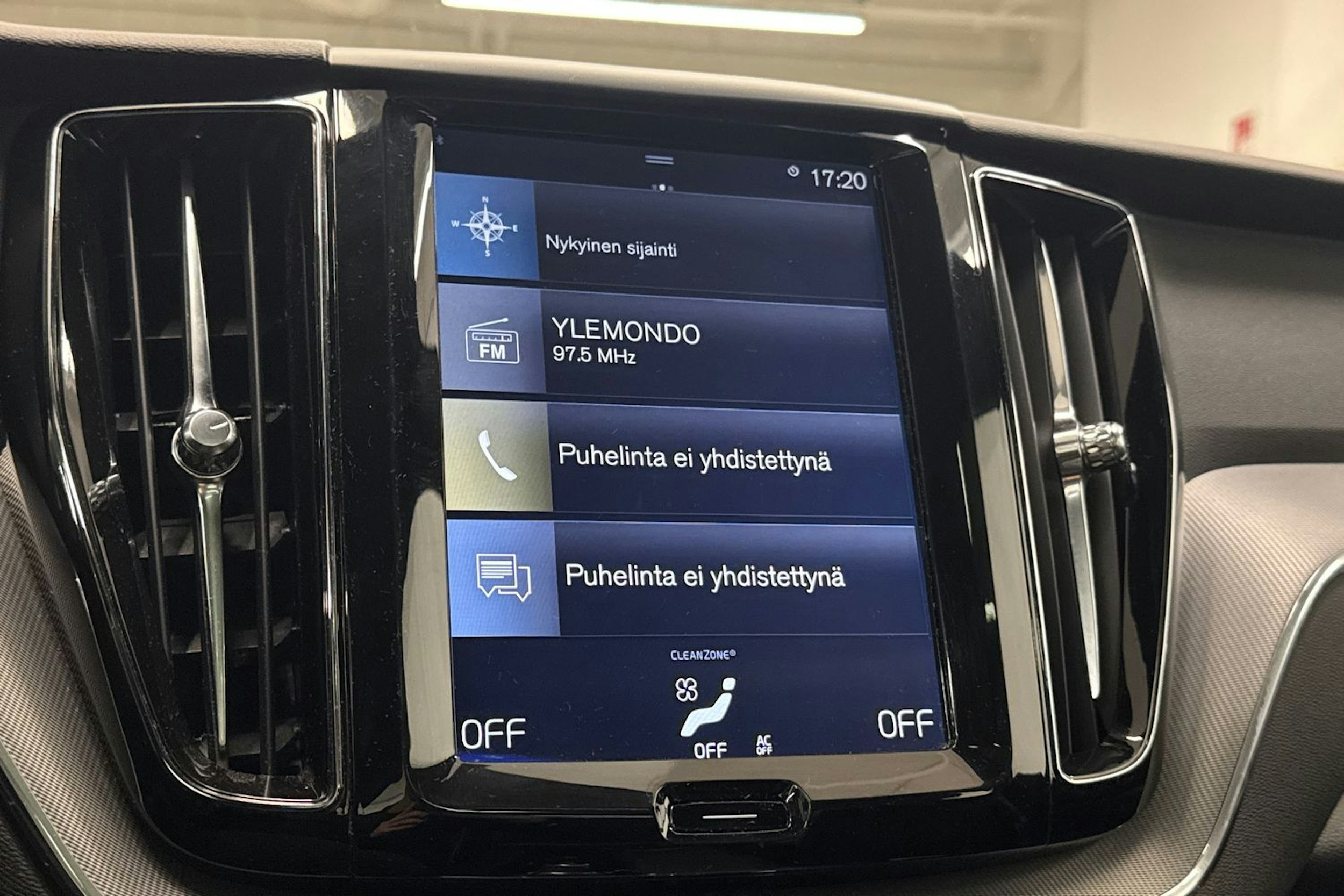 valkoinen Volvo XC60 2018 kuva 22.