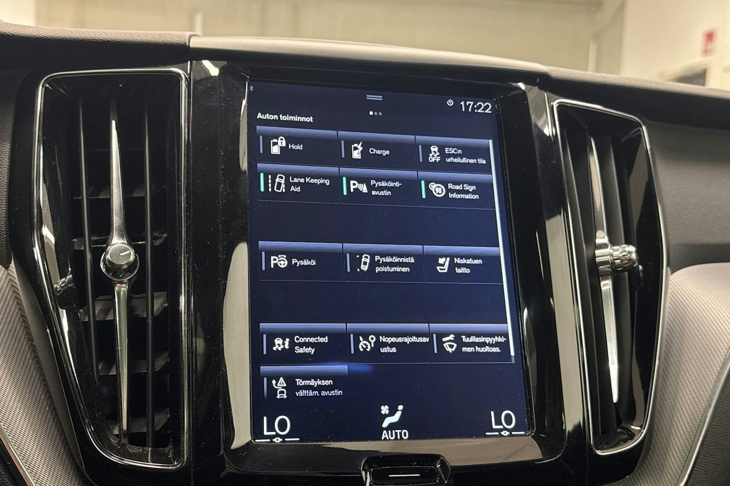 valkoinen Volvo XC60 2018 kuva 27.